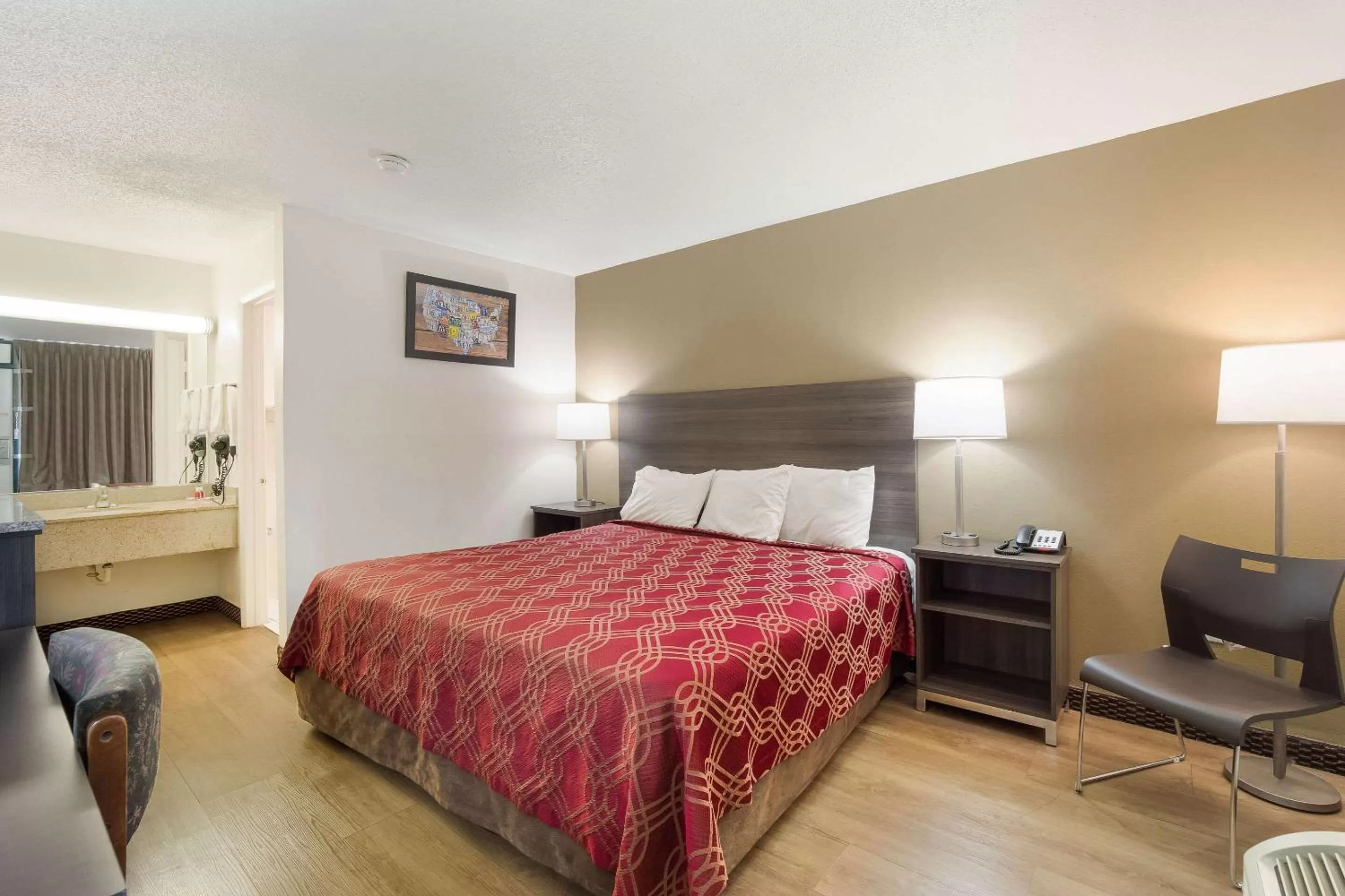 Photo of the whole room, Bed in Econo Lodge