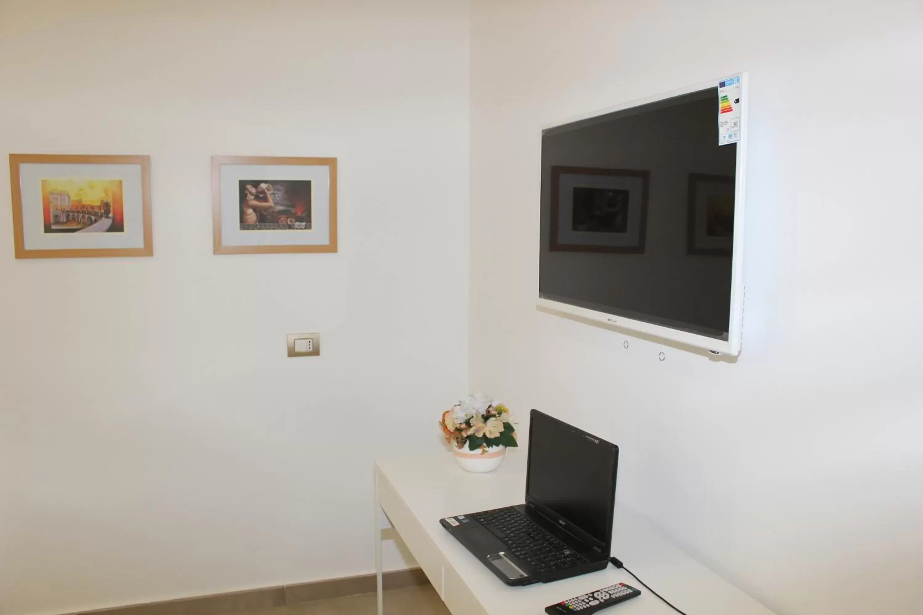 TV and multimedia, TV/Entertainment Center in B&B 80056 Ercolano