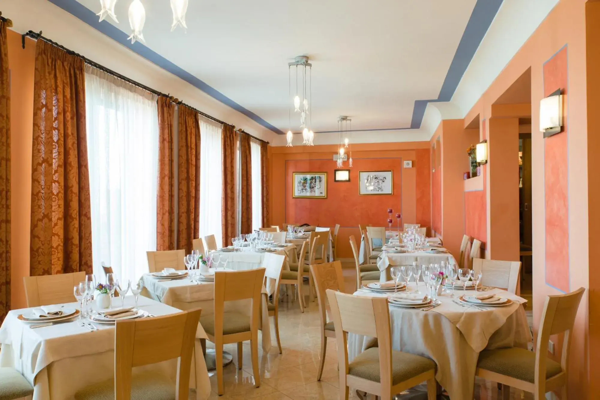 Restaurant/Places to Eat in Hotel Villa Mare