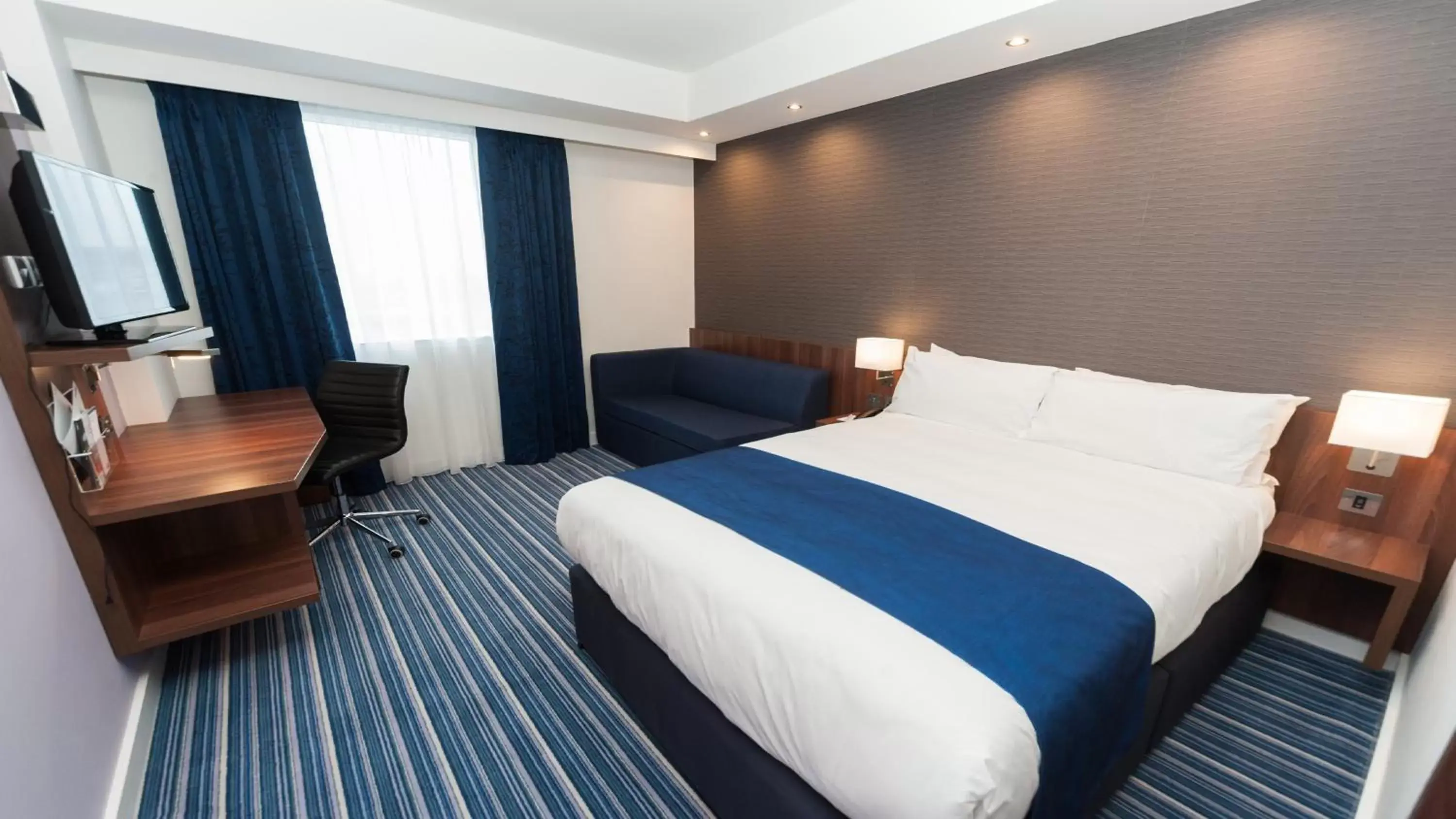 Photo of the whole room, Bed in Holiday Inn Express Aberdeen Airport, an IHG Hotel