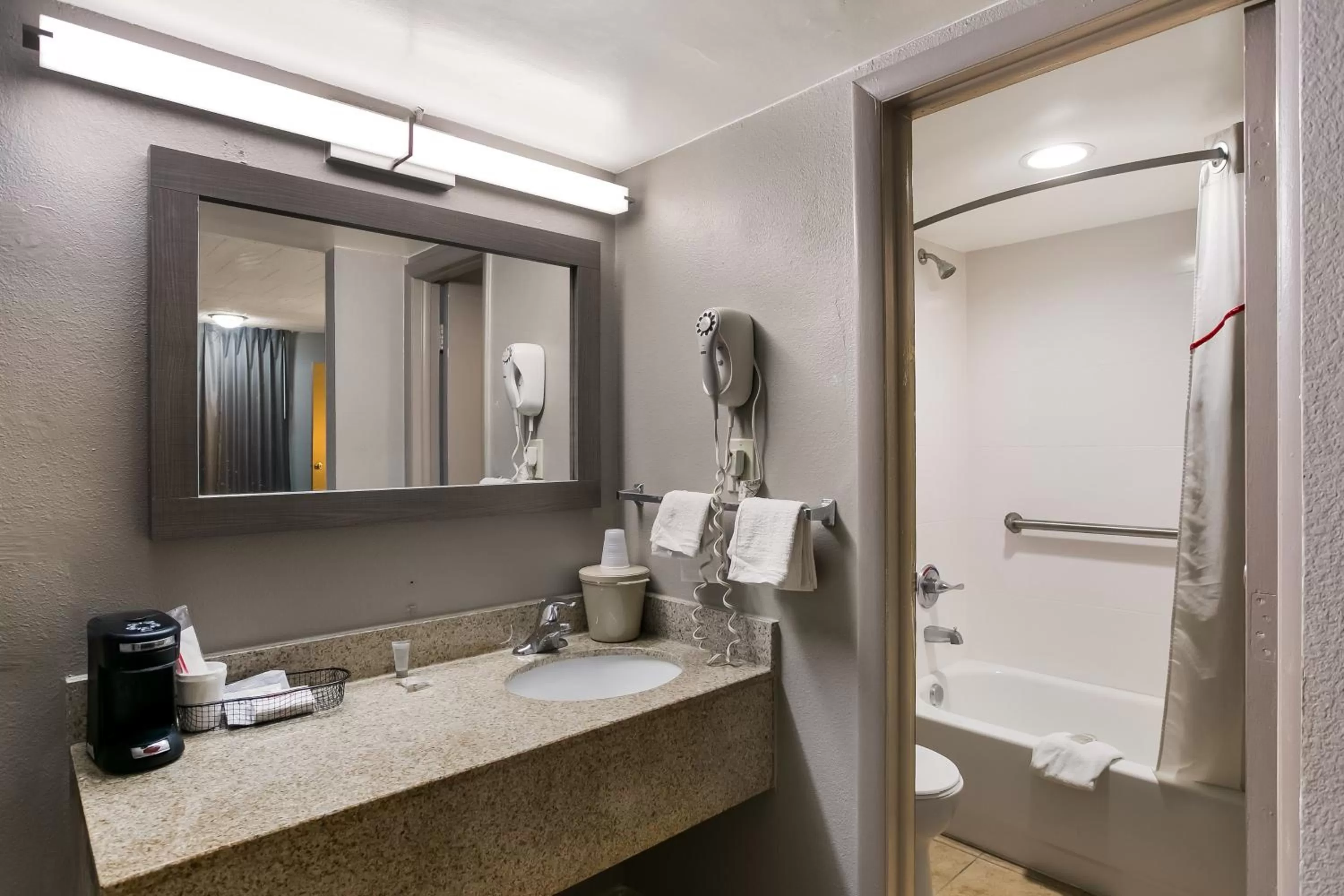 Bathroom in Red Roof Inn Baltimore