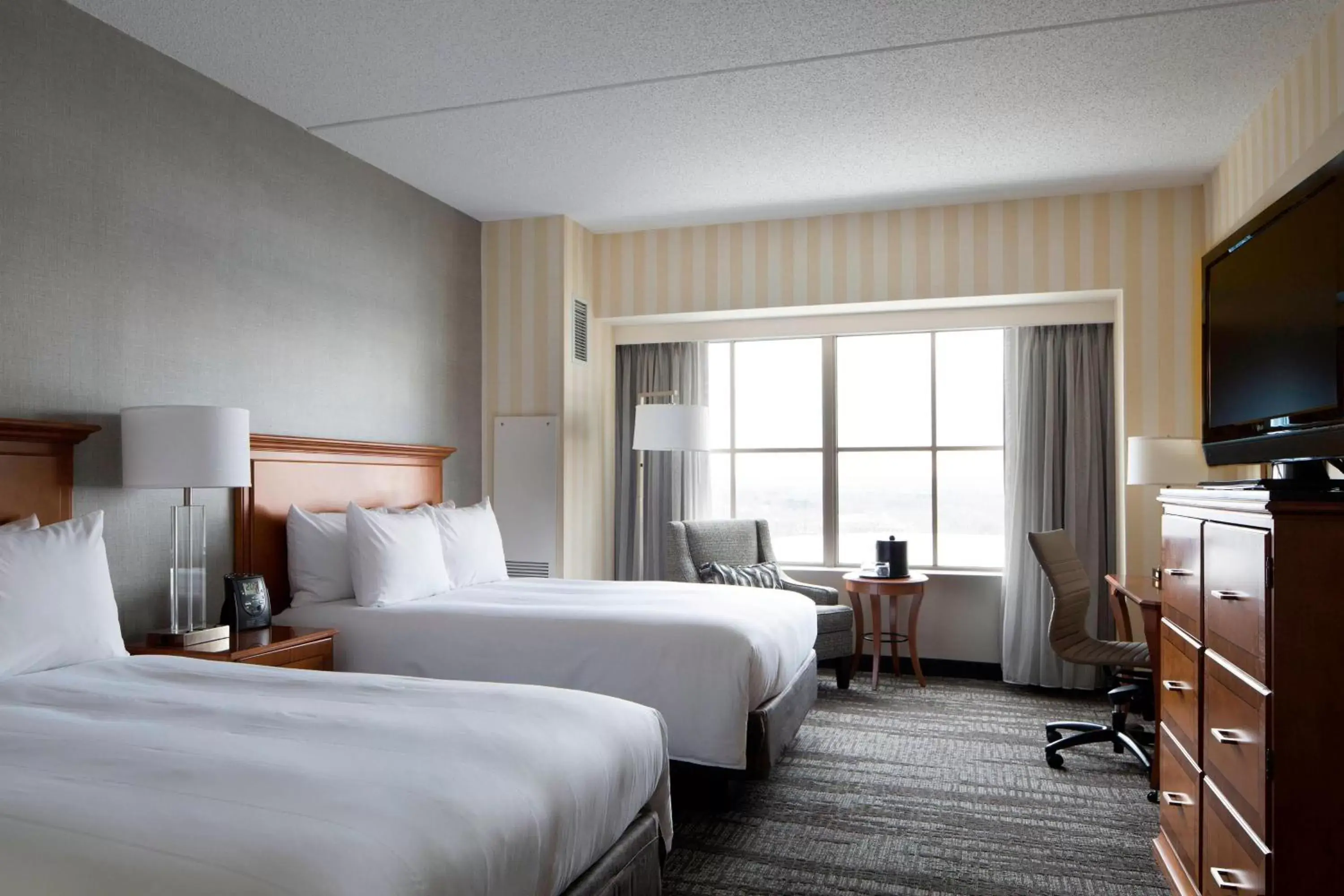Photo of the whole room, Bed in Hartford Marriott Downtown