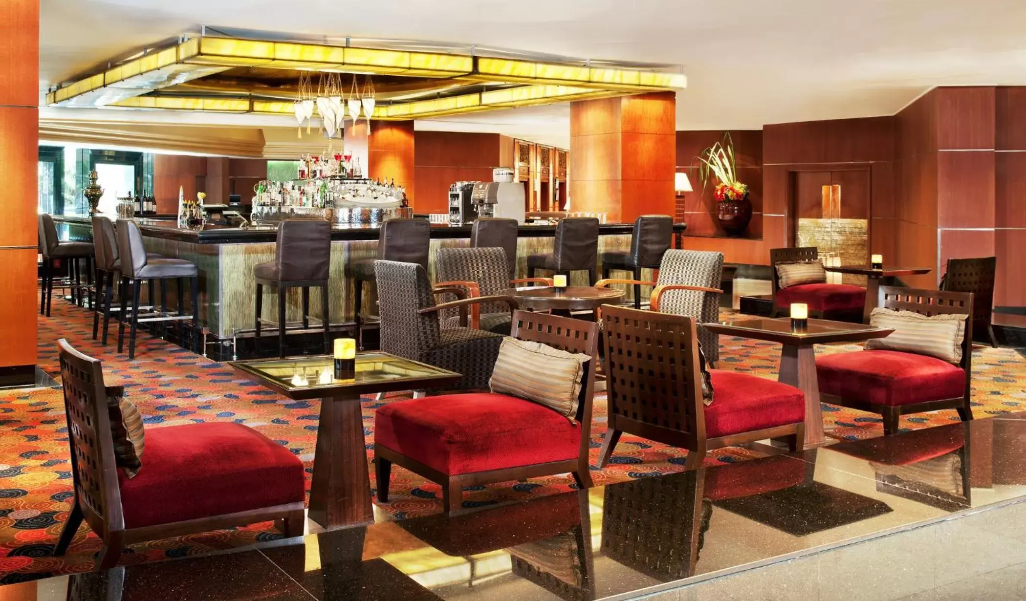 Lounge or bar, Restaurant/Places to Eat in Royal Orchid Sheraton Hotel and Towers