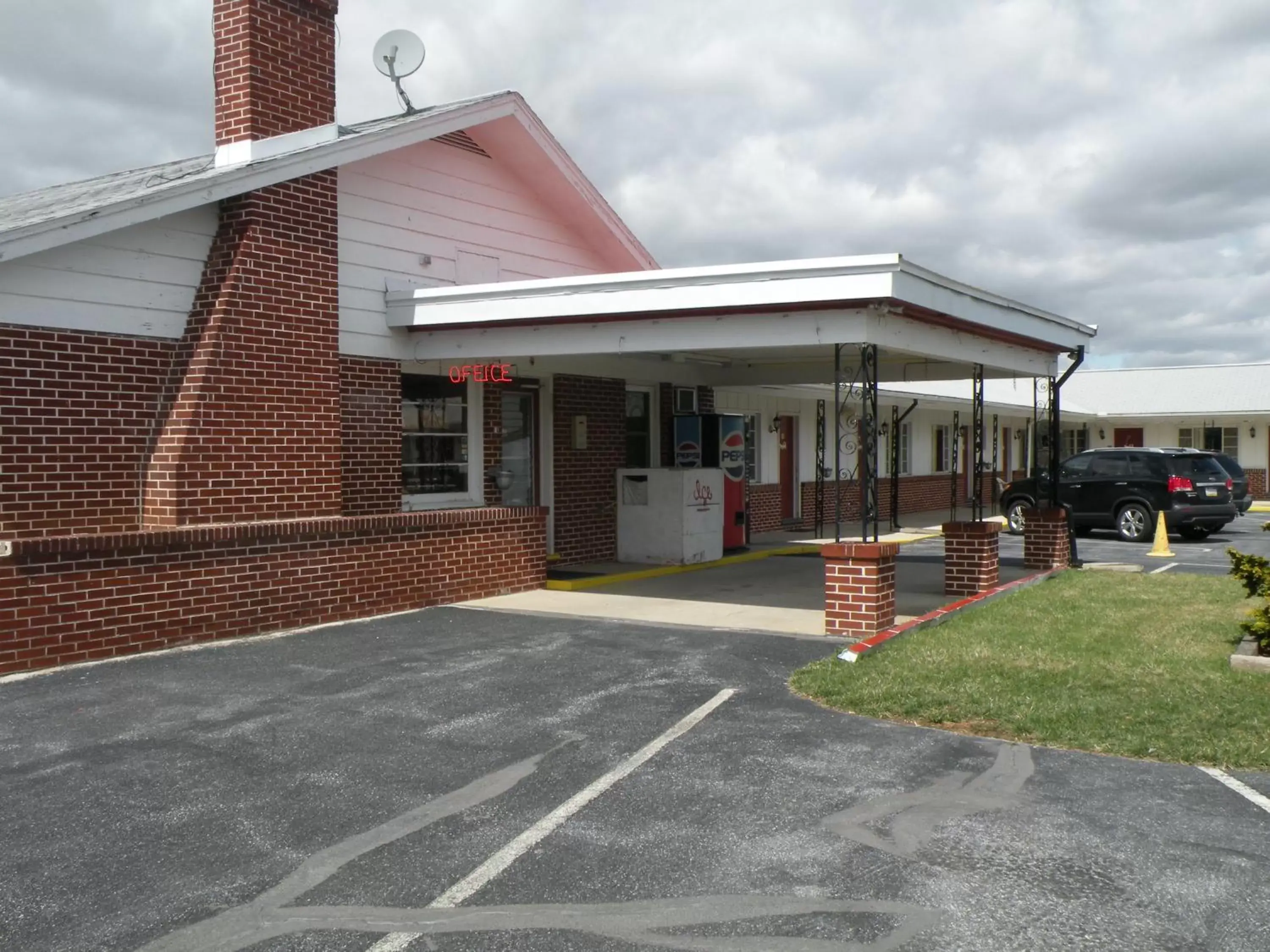 Facade/Entrance in Scottish Inns Fayetteville