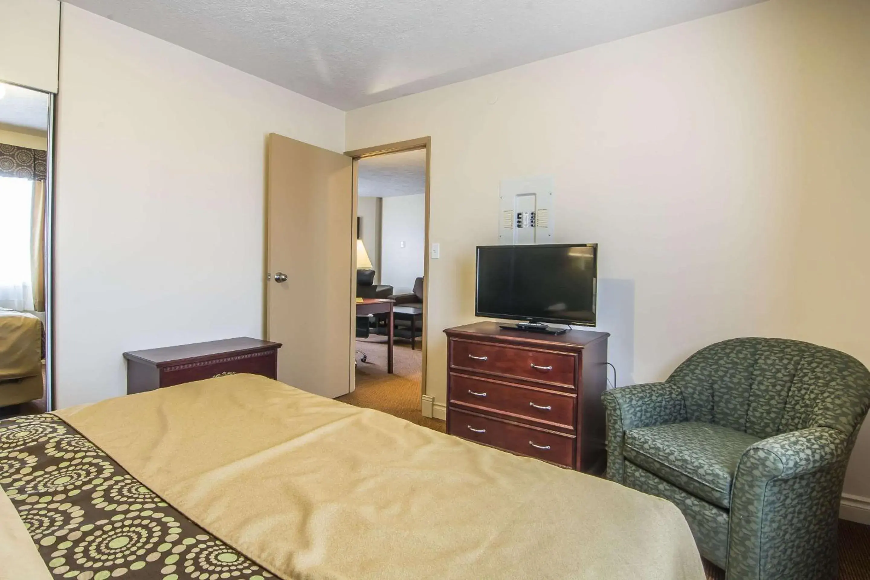 Photo of the whole room, TV/Entertainment Center in Econo Lodge  Inn & Suites