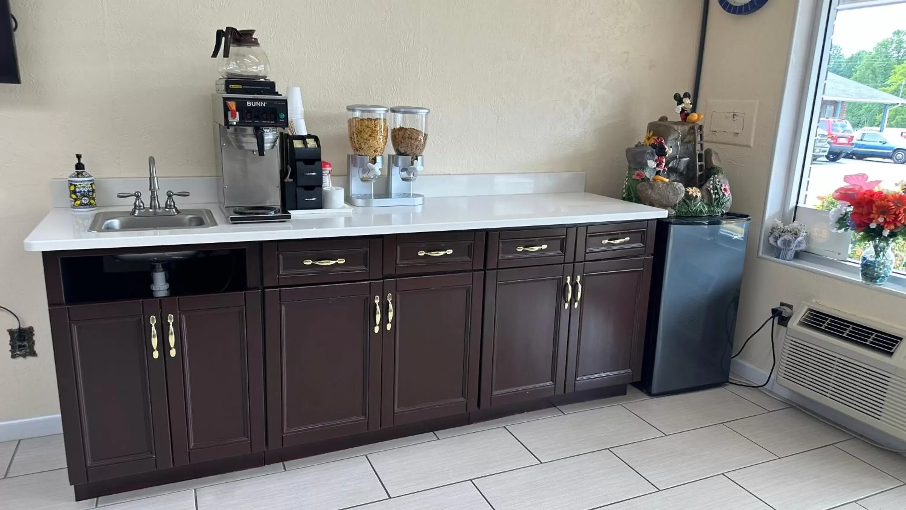 Continental breakfast, Kitchen/Kitchenette in Colonial Inn Franklin