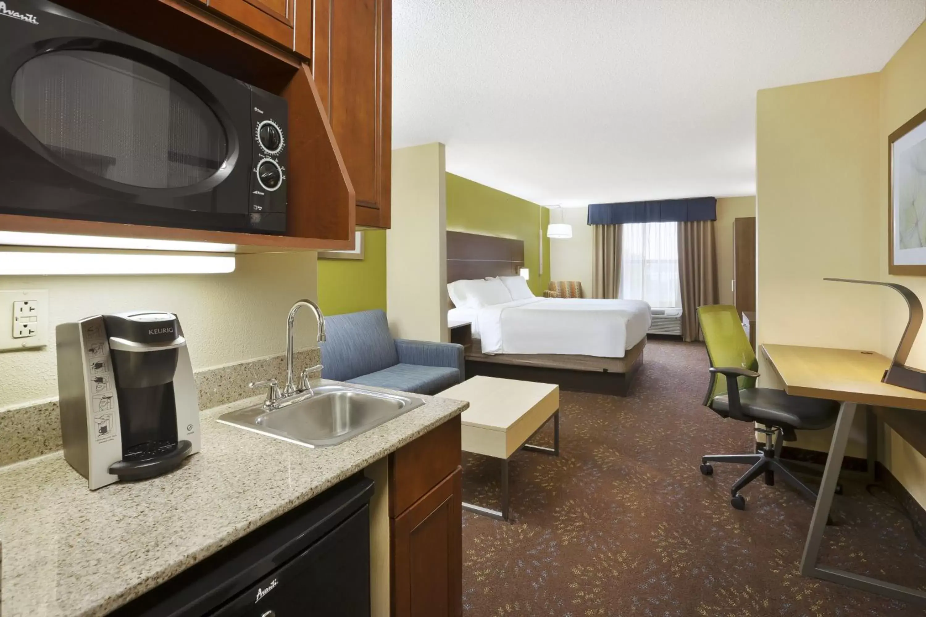 Photo of the whole room, Kitchen/Kitchenette in Holiday Inn Express Hotel & Suites Circleville, an IHG Hotel