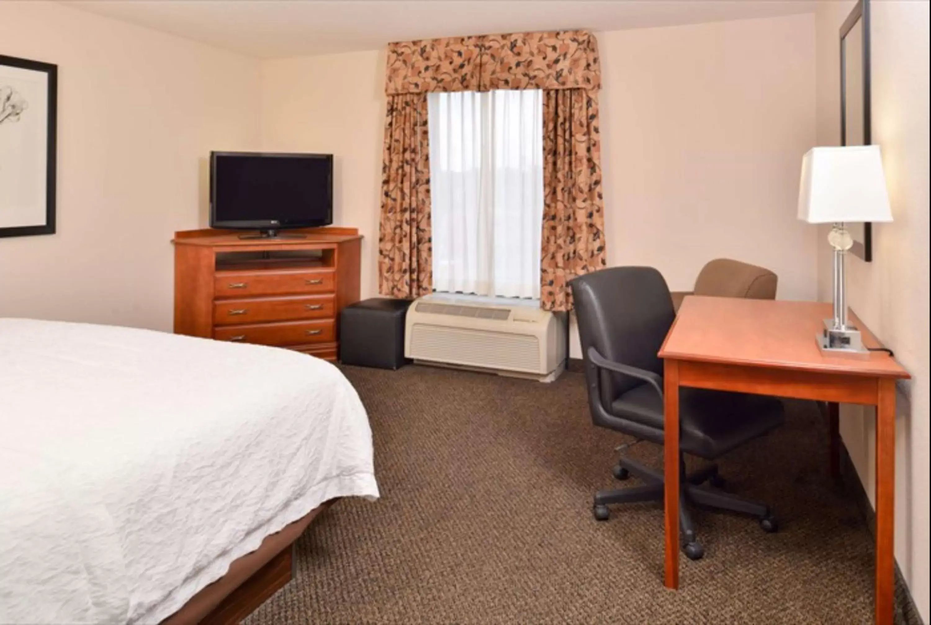 Bedroom, TV/Entertainment Center in Hampton Inn & Suites Richmond