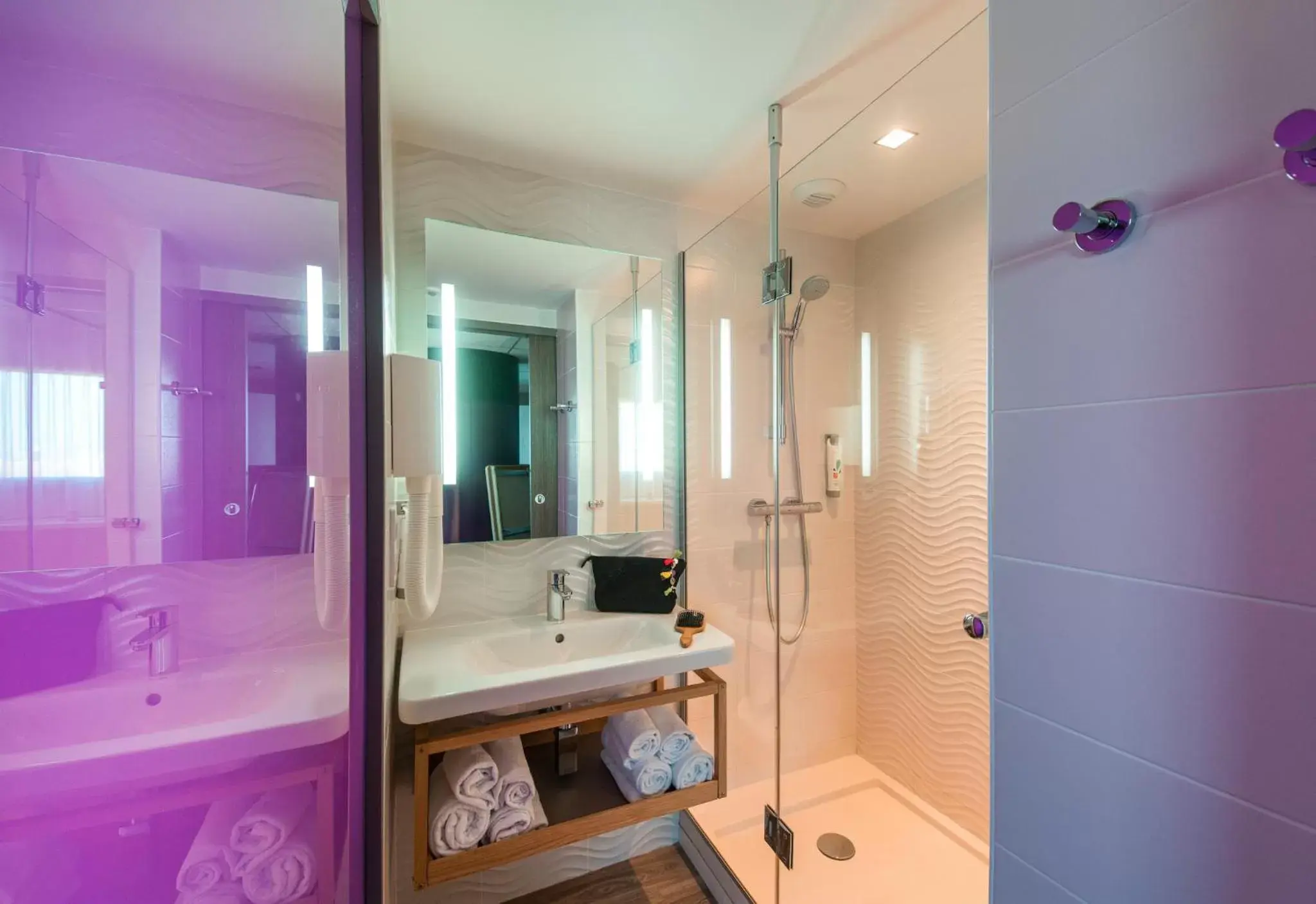 Shower, Bathroom in ibis Styles Les Sables Olonne