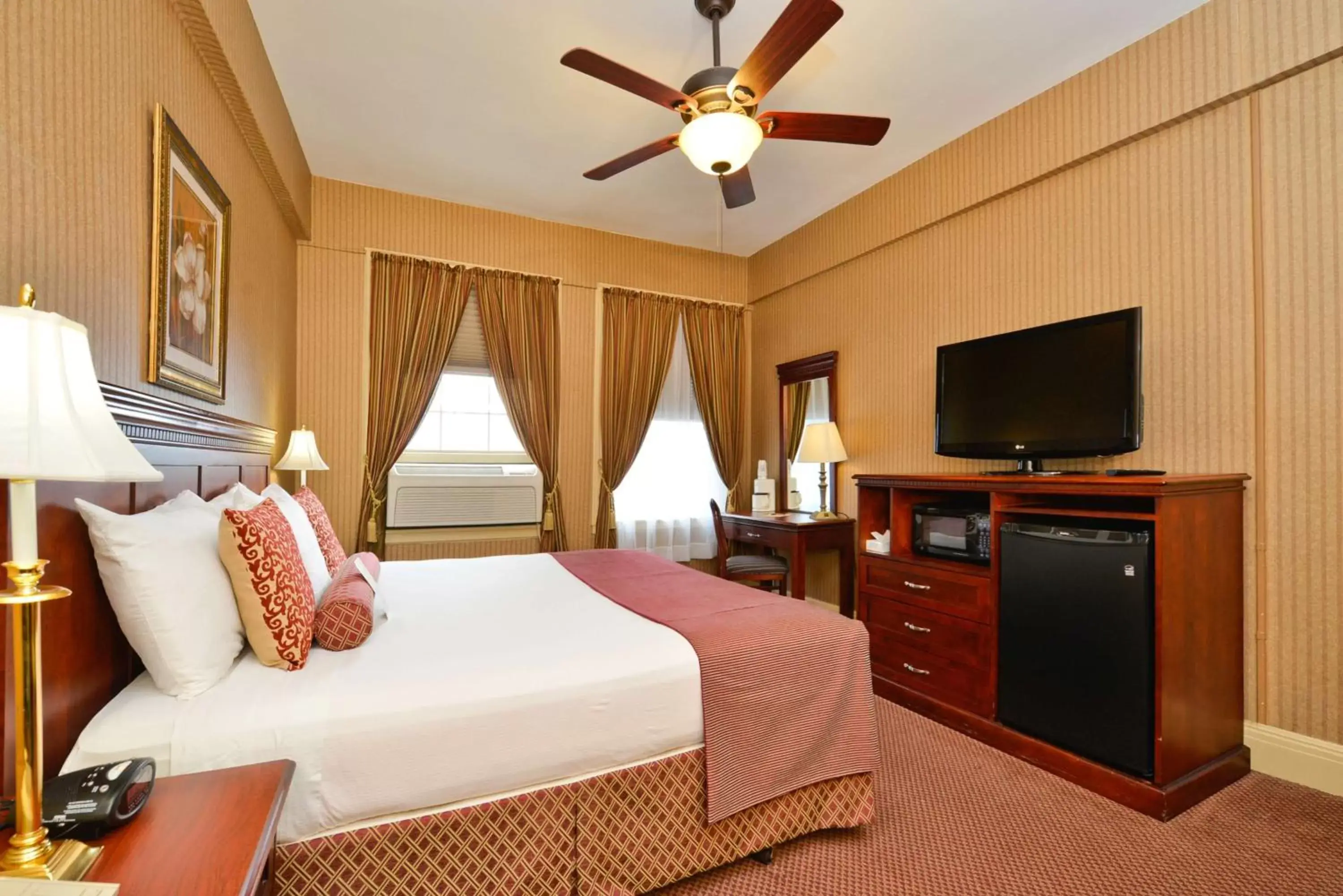Photo of the whole room, Bed in Genetti Hotel, SureStay Collection by Best Western