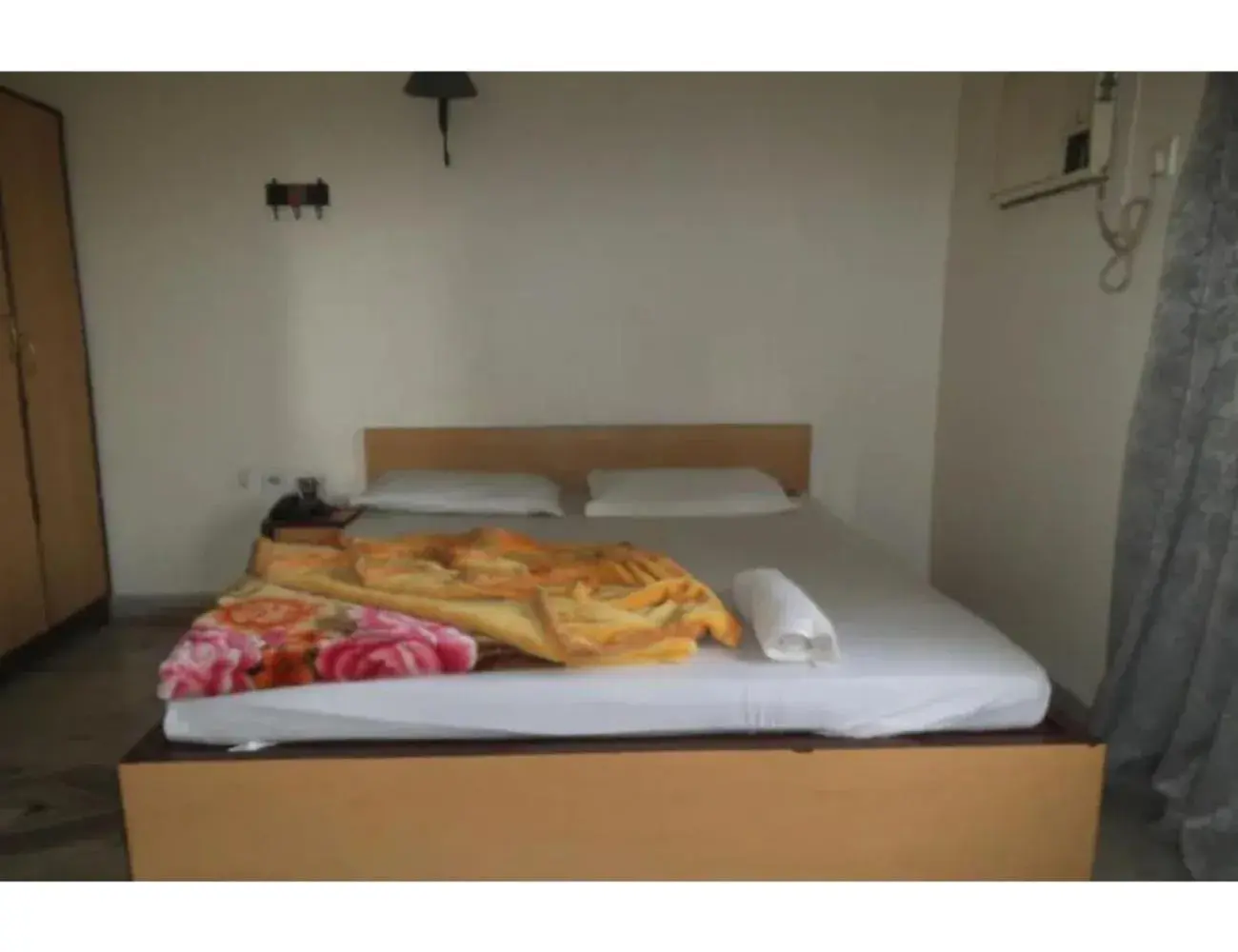 Bed in Goroomgo Central Guest House Agartala