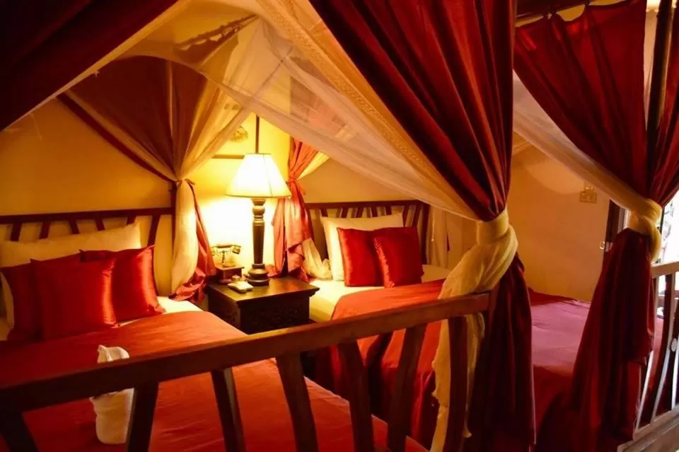 Bed in Tri Yaan Na Ros Colonial House