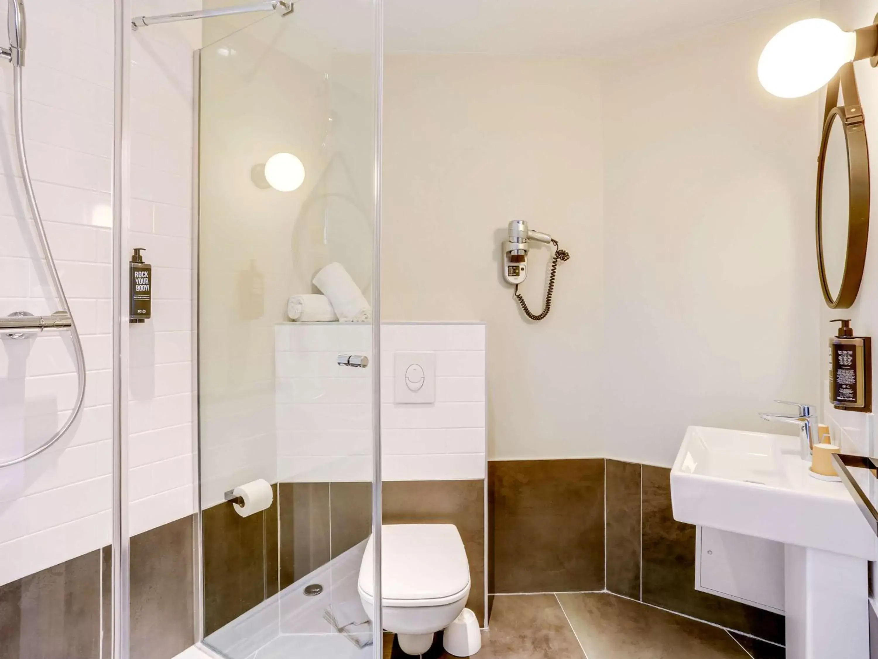 Photo of the whole room, Bathroom in ibis Daumesnil Porte Doree