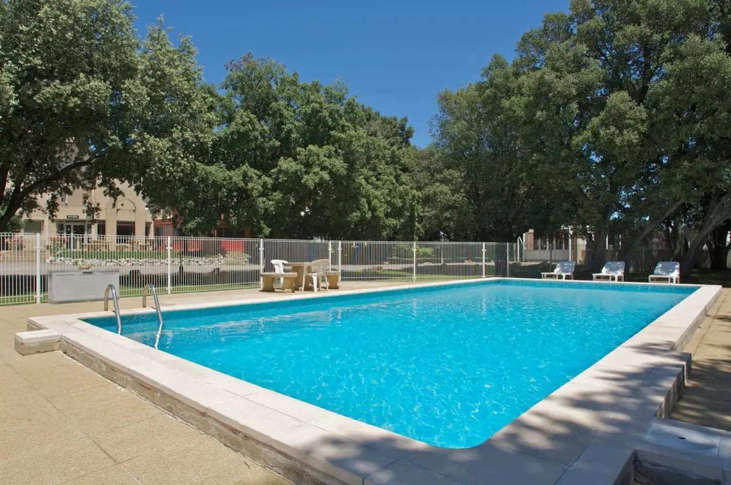Swimming pool in greet hôtel Pont du Gard - Route d'Avignon Swimming pool in greet hôtel Pont du Gard - Route d'Avignon