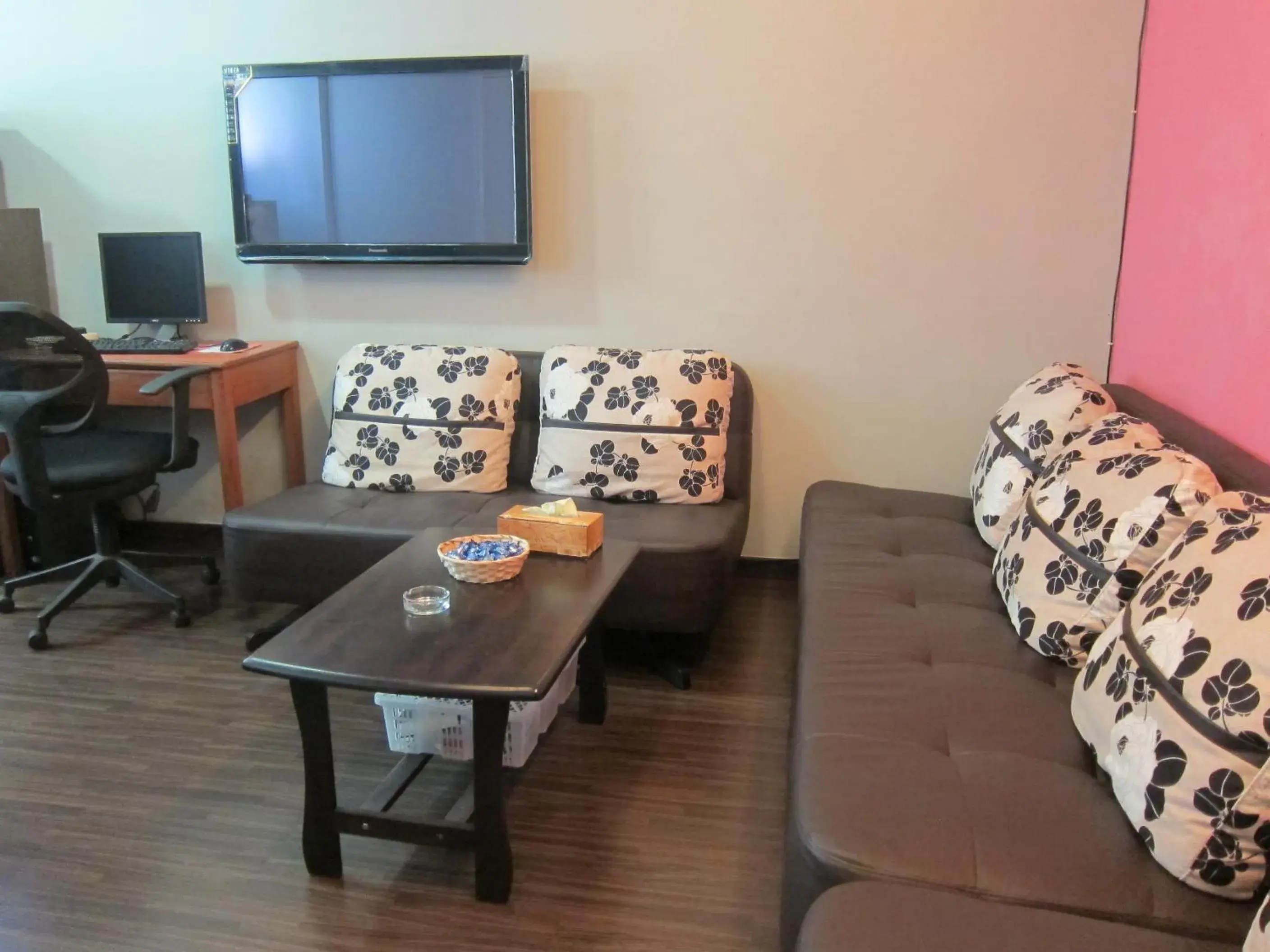 Communal lounge/ TV room, Seating Area in Oriental Inn