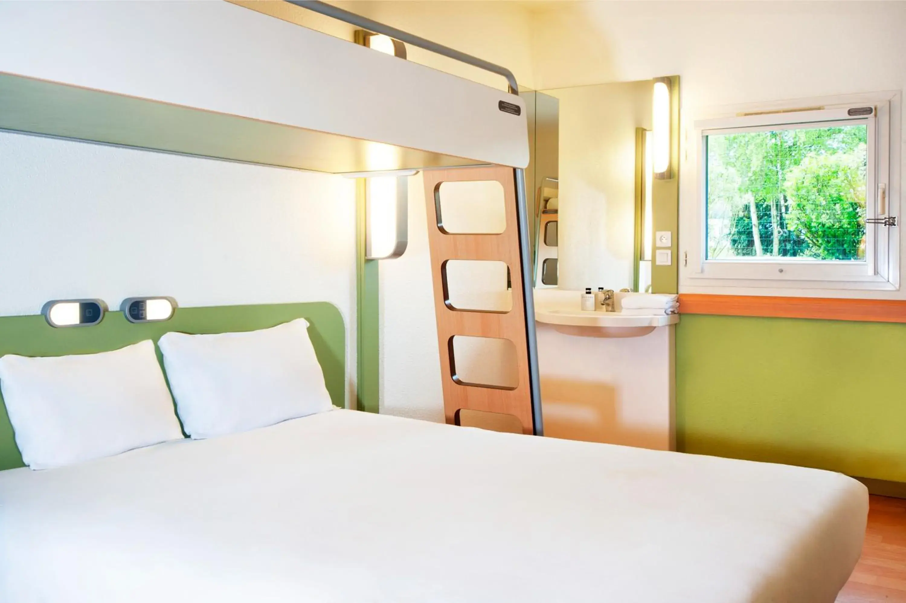 Bed, Bunk Bed in ibis budget Givet
