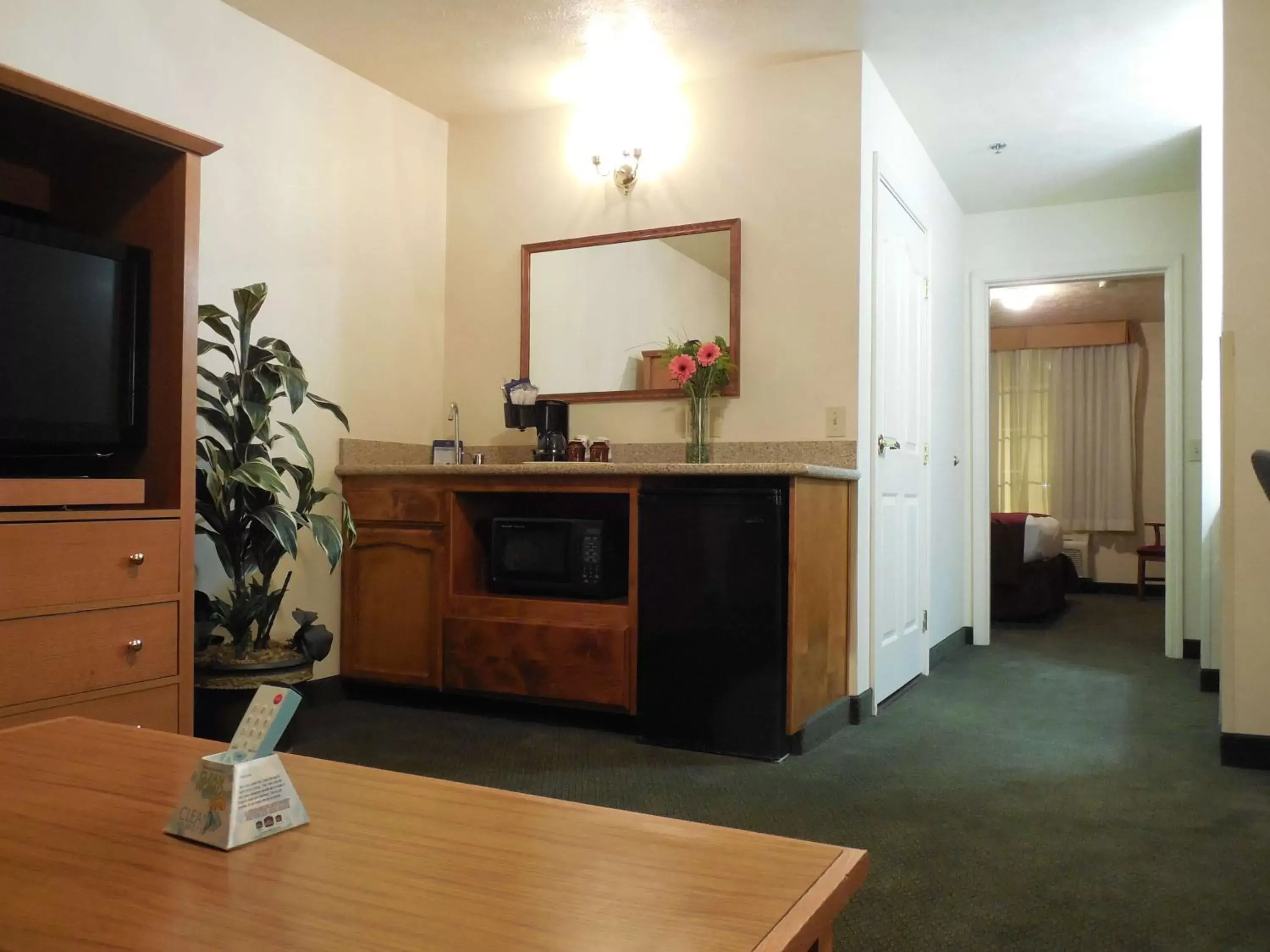 Photo of the whole room, Kitchen/Kitchenette in Best Western John Jay Inn