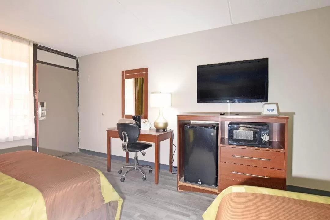 Bed in Days Inn by Wyndham Midland