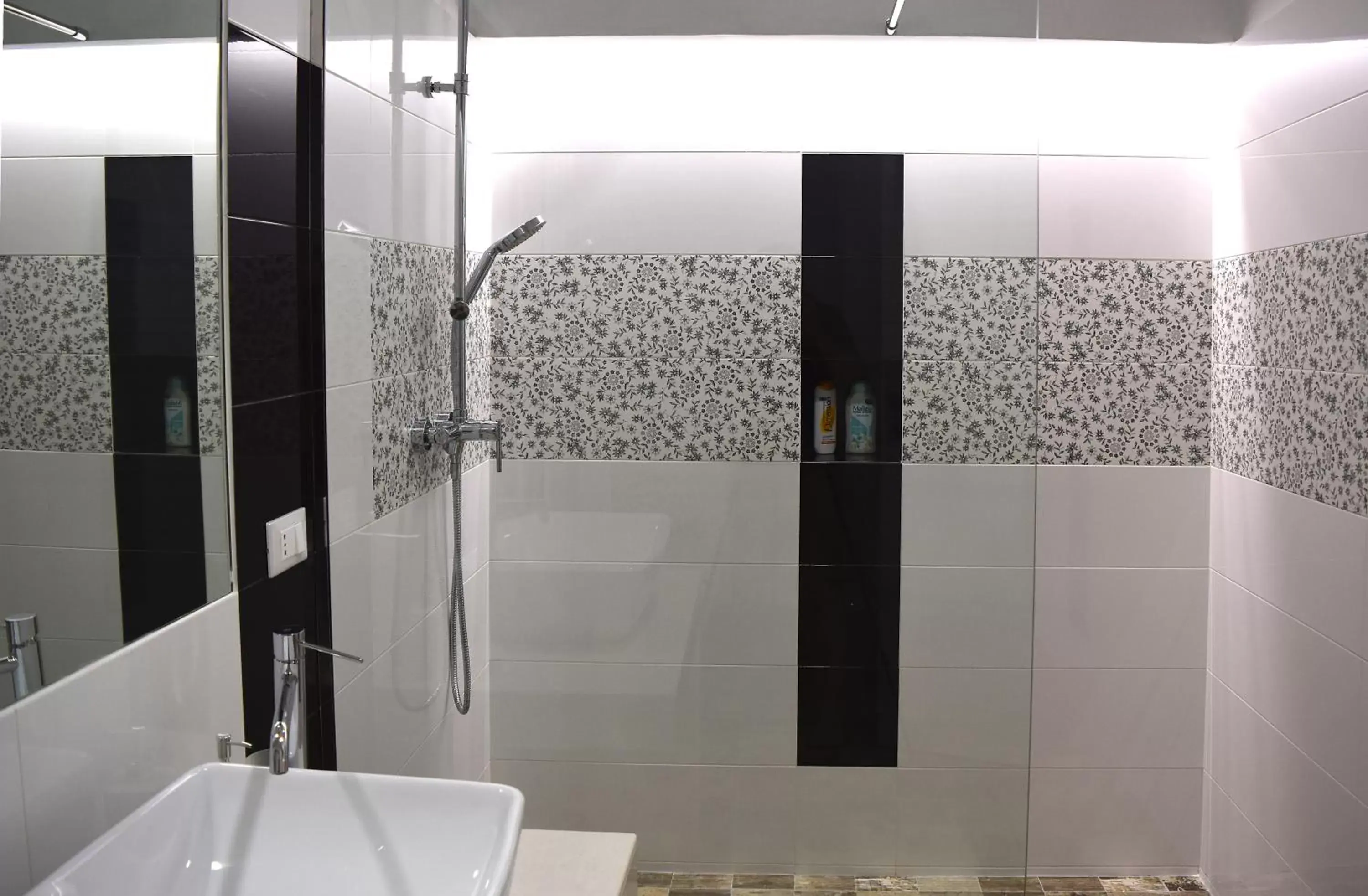 Shower, Bathroom in La Suite Negli Orti