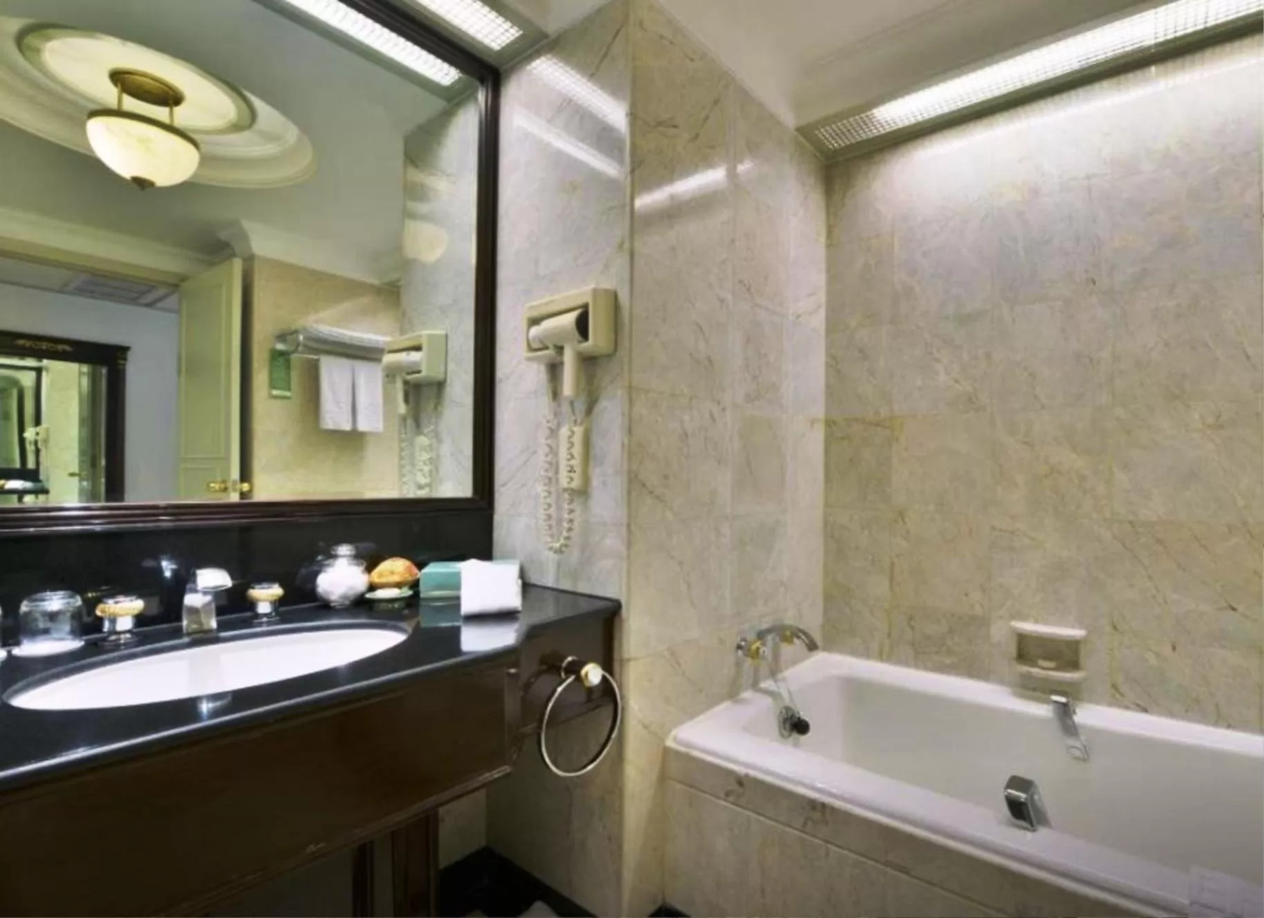 Bathroom in Evergreen Laurel Hotel Bangkok