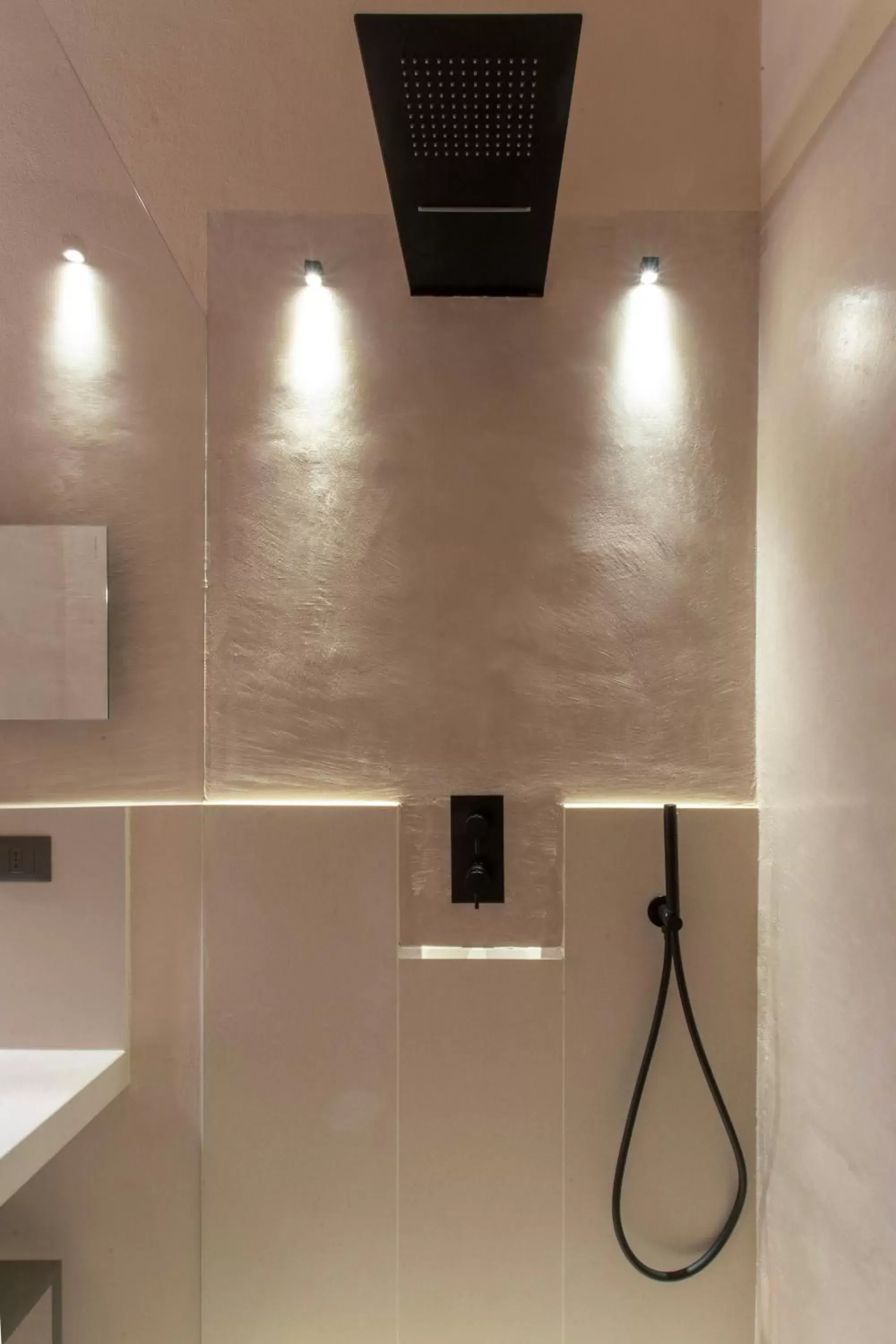 Shower, TV/Entertainment Center in PIANELLE RESORT