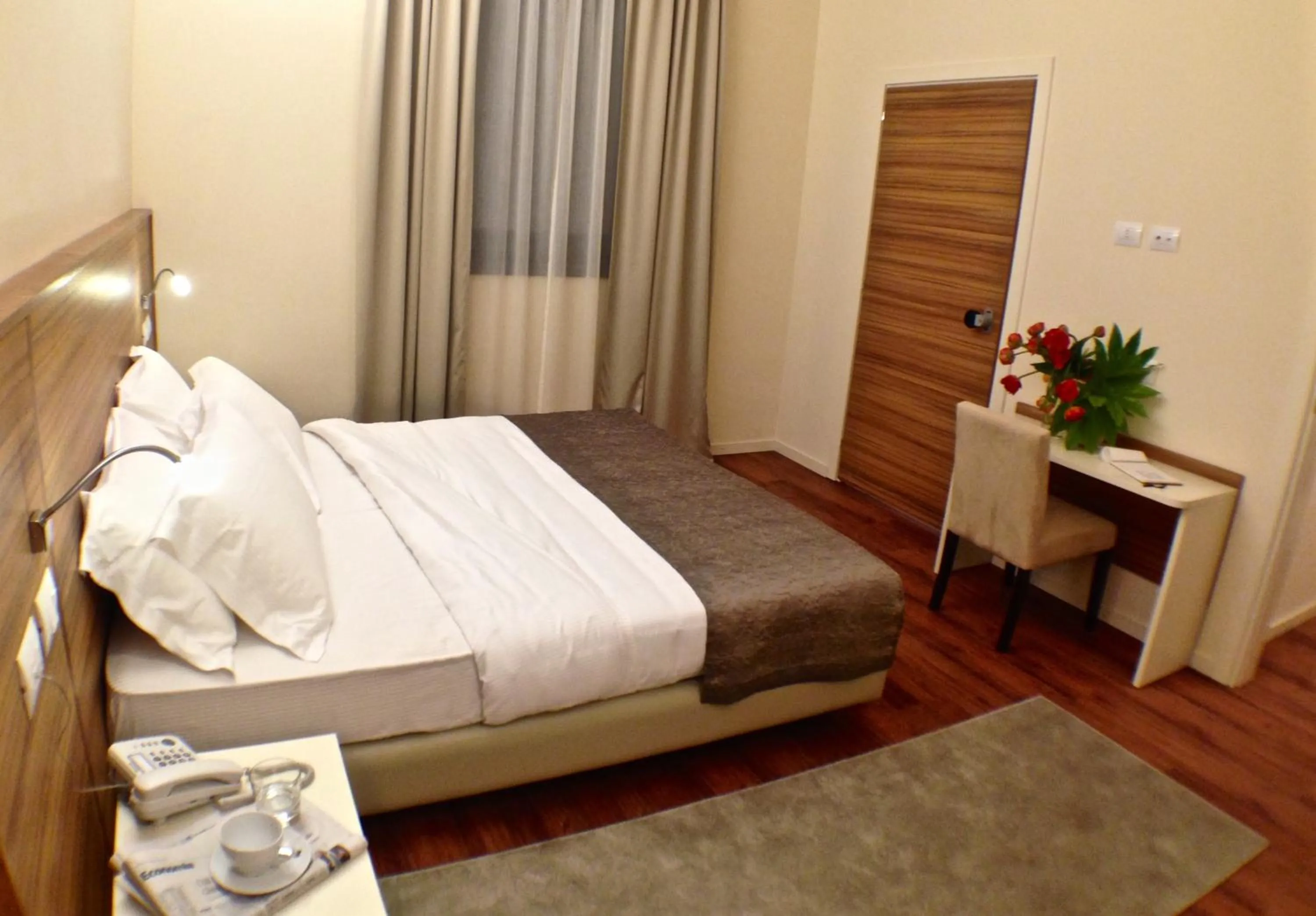 Shower, Bed in Hotel Forum