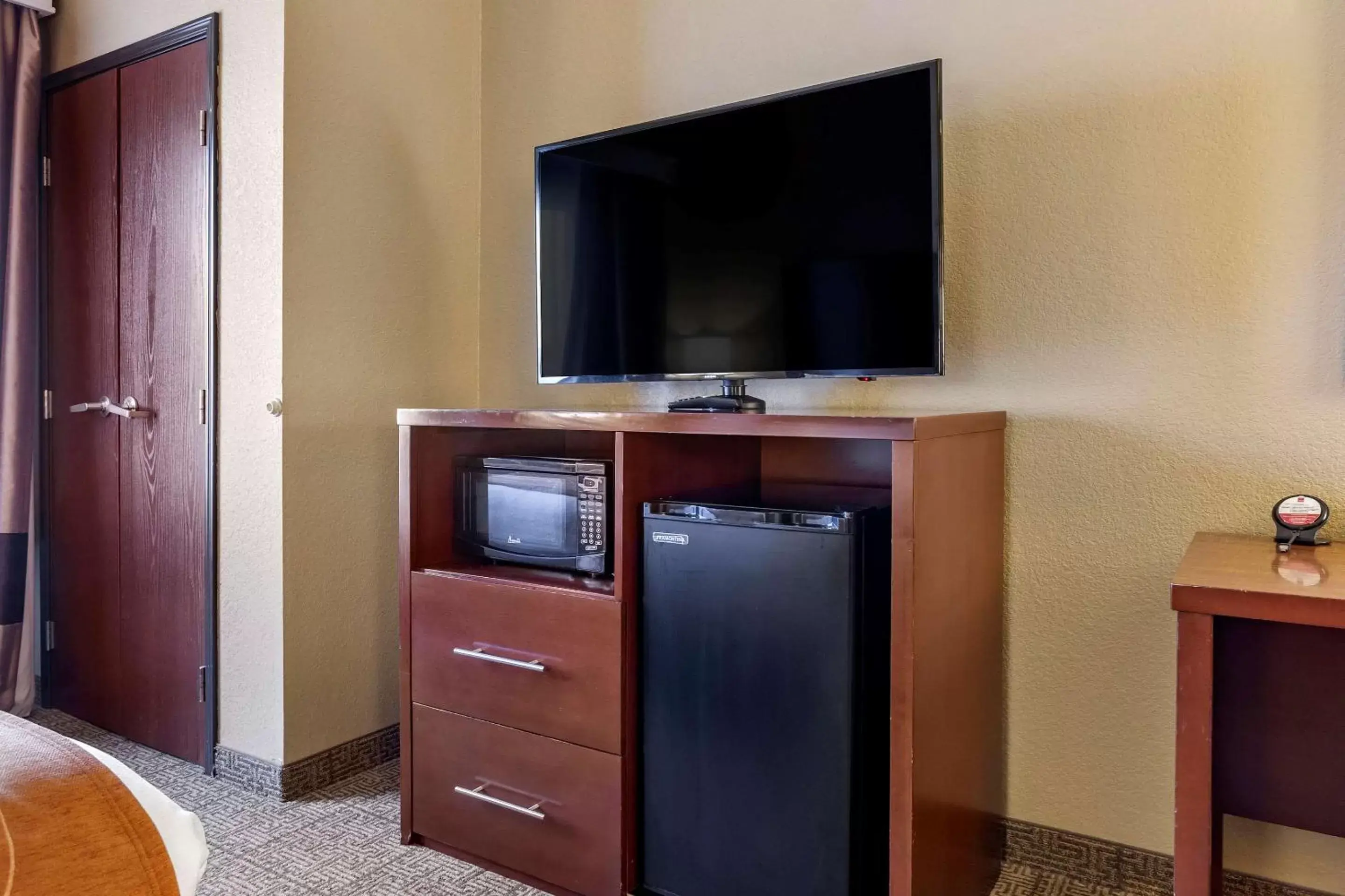 Photo of the whole room, TV/Entertainment Center in Comfort Suites Jonesboro University Area