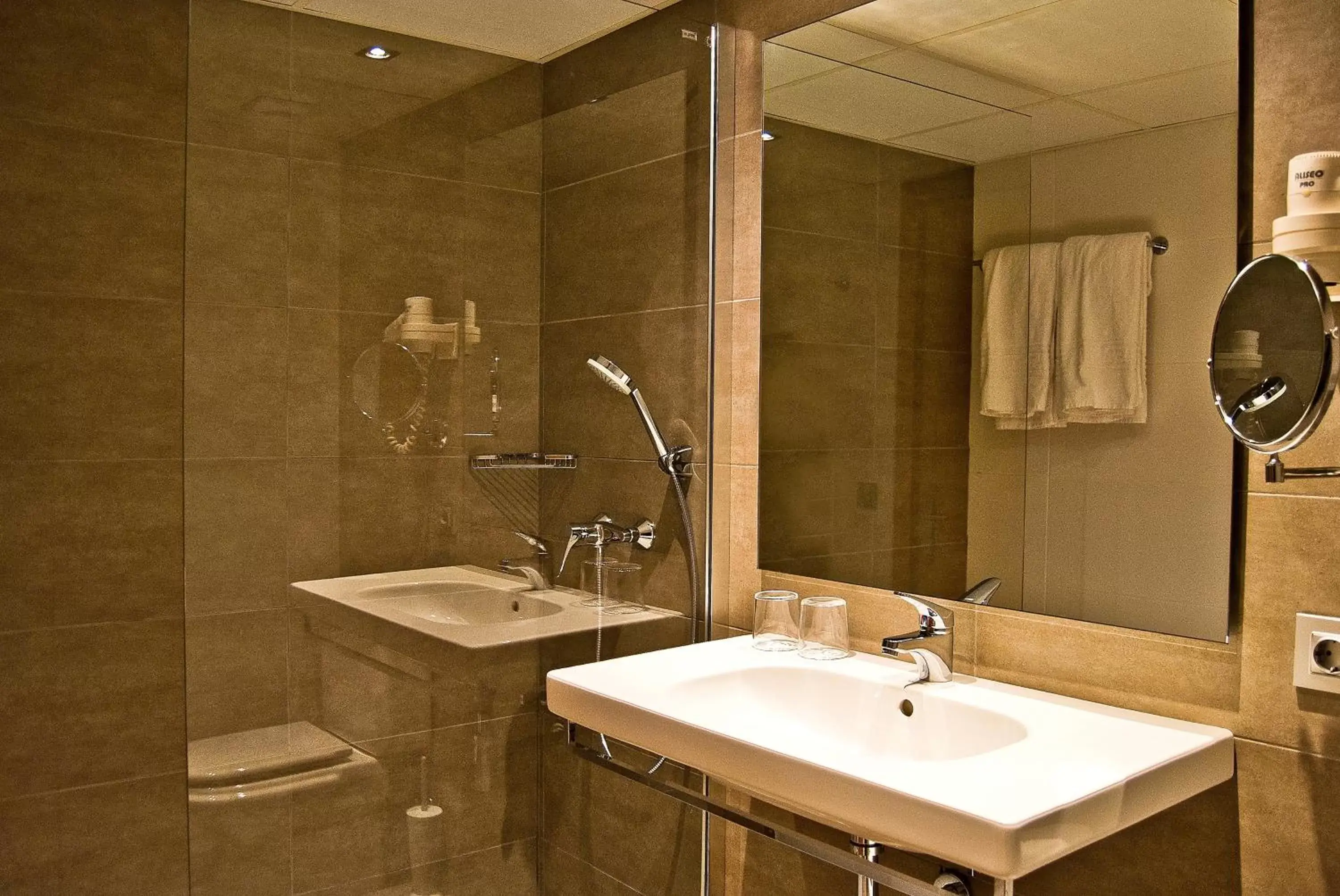 Bathroom in BQ Augusta Hotel