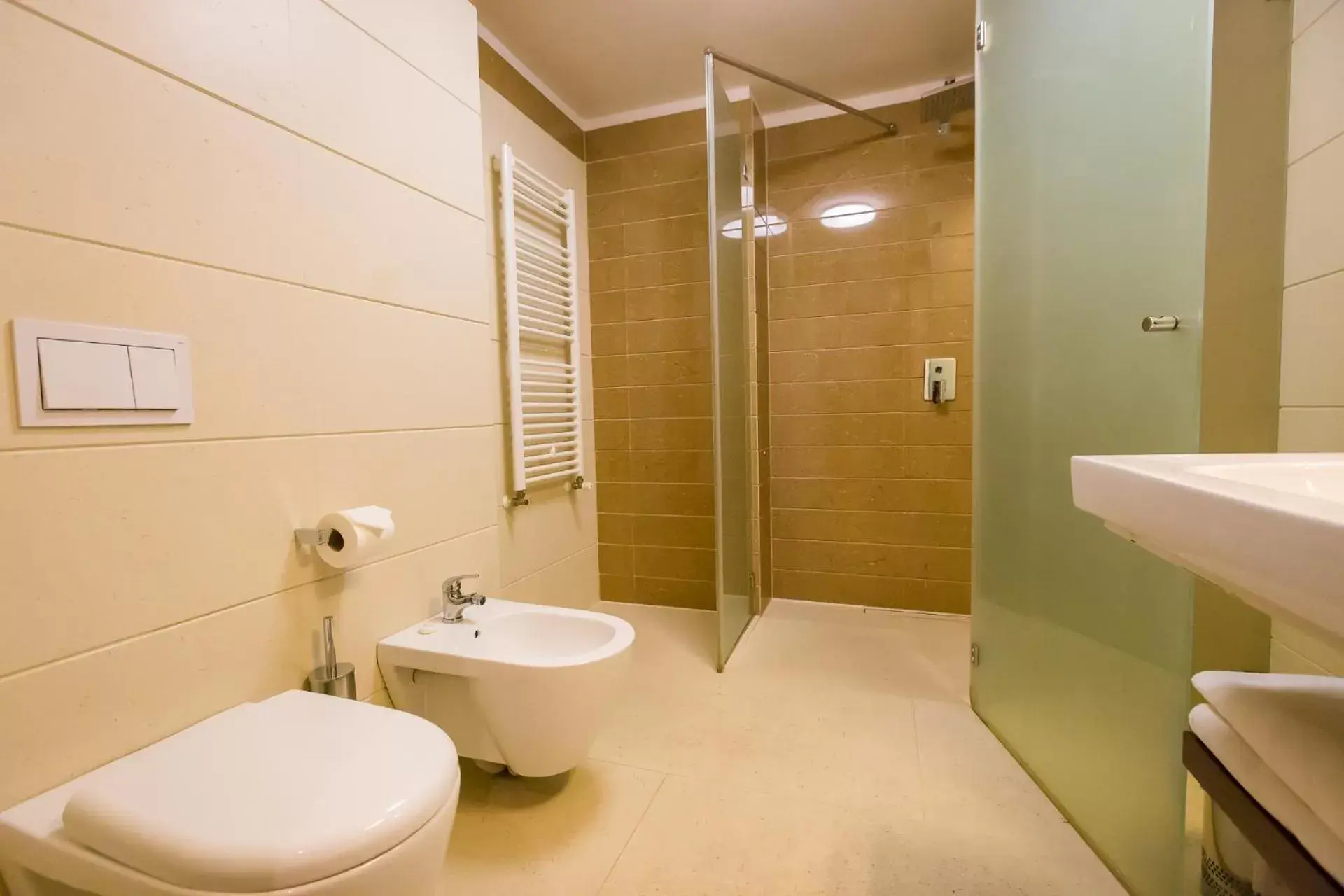 Bathroom in Duna Garden Hotel