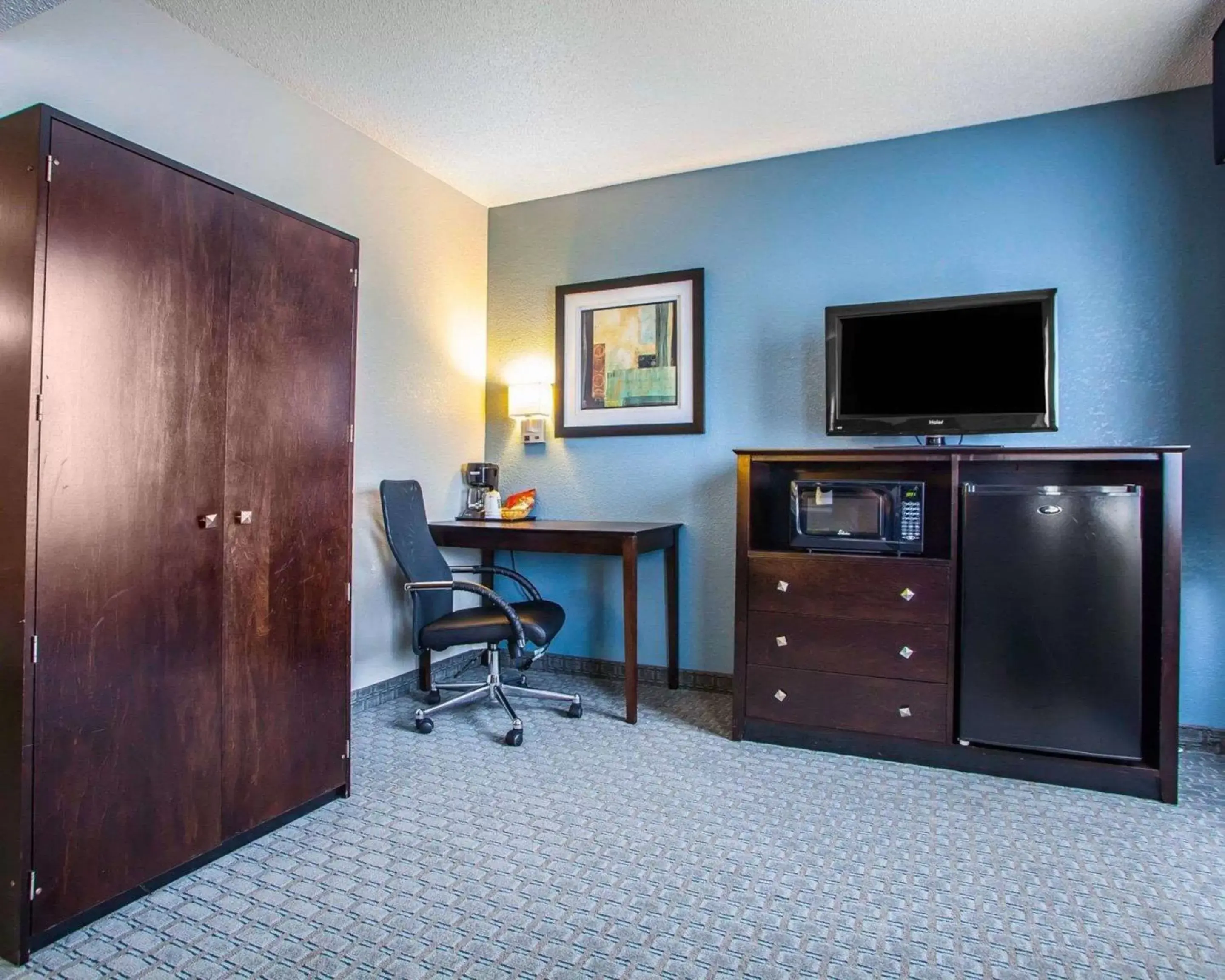 Photo of the whole room, TV/Entertainment Center in Quality Inn & Suites Ankeny-Des Moines