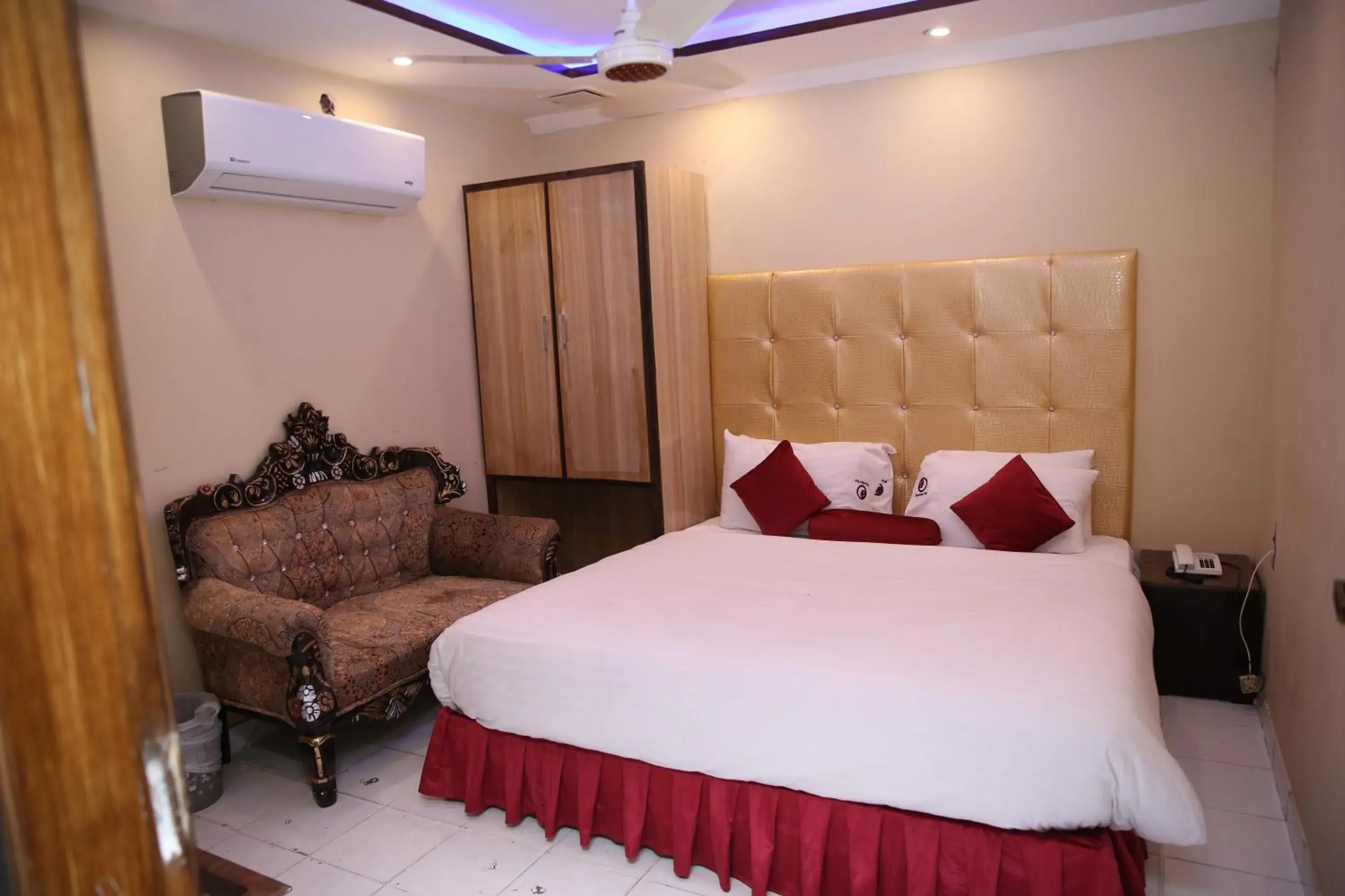 Photo of the whole room, Bed in Hotel Premier Inn Gulberg