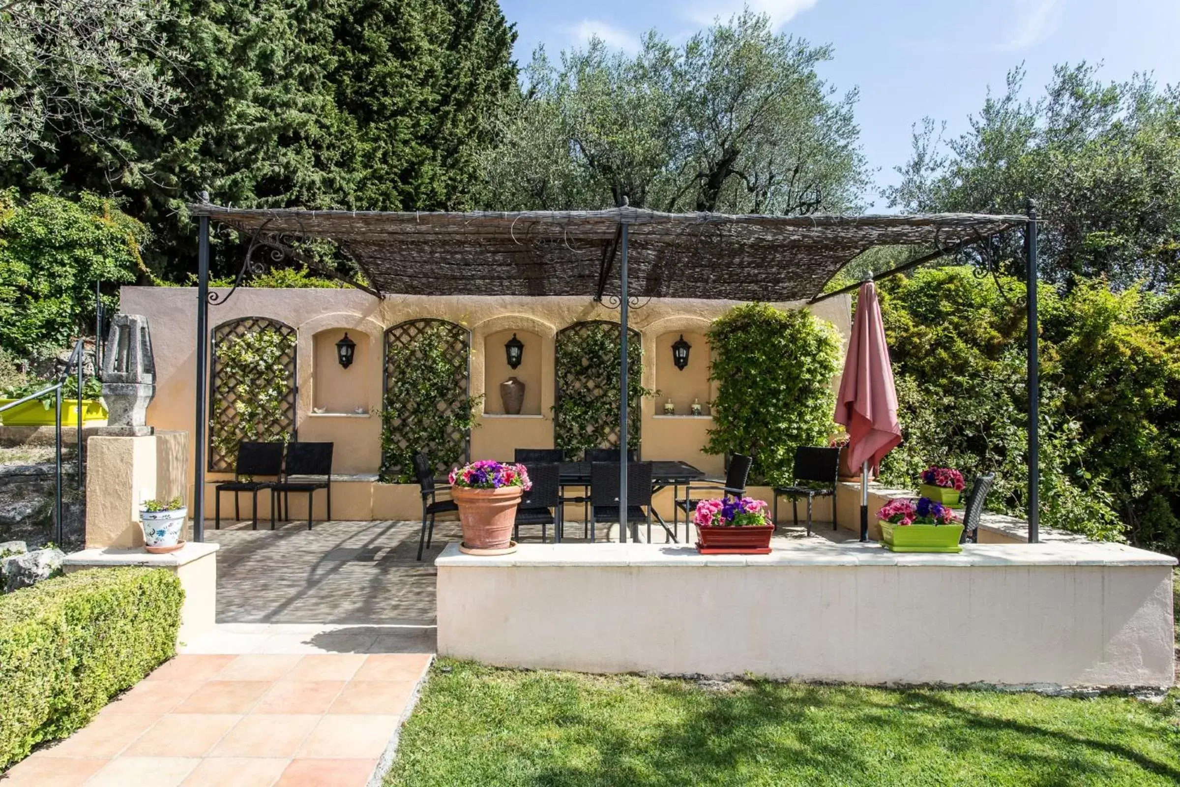 Seating area in Mas Du Roc Bed & Breakfast