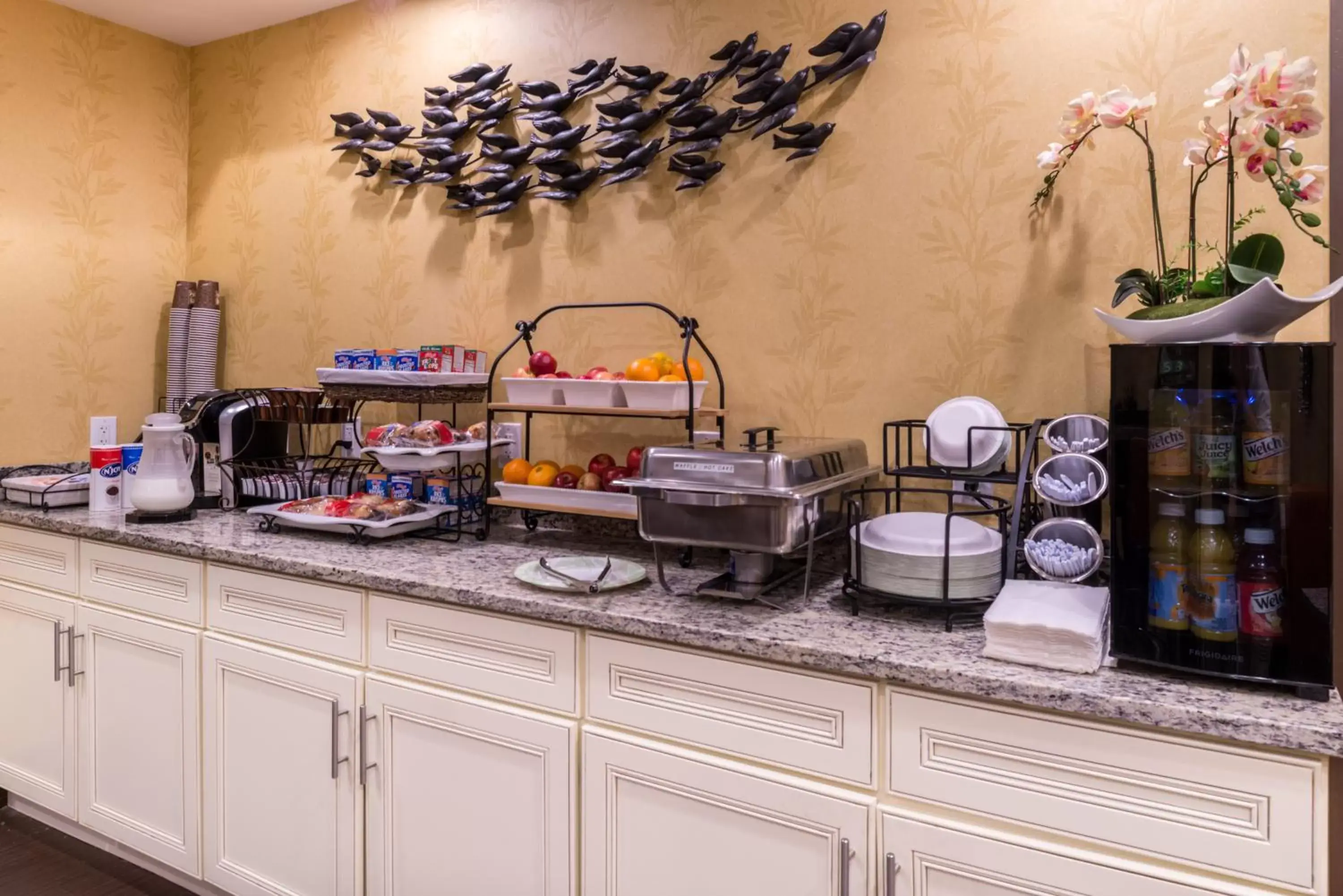 Restaurant/places to eat in Inn of The Dove Romantic Luxury & Business Suites Restaurant/places to eat in Inn of The Dove Romantic Luxury & Business Suites
