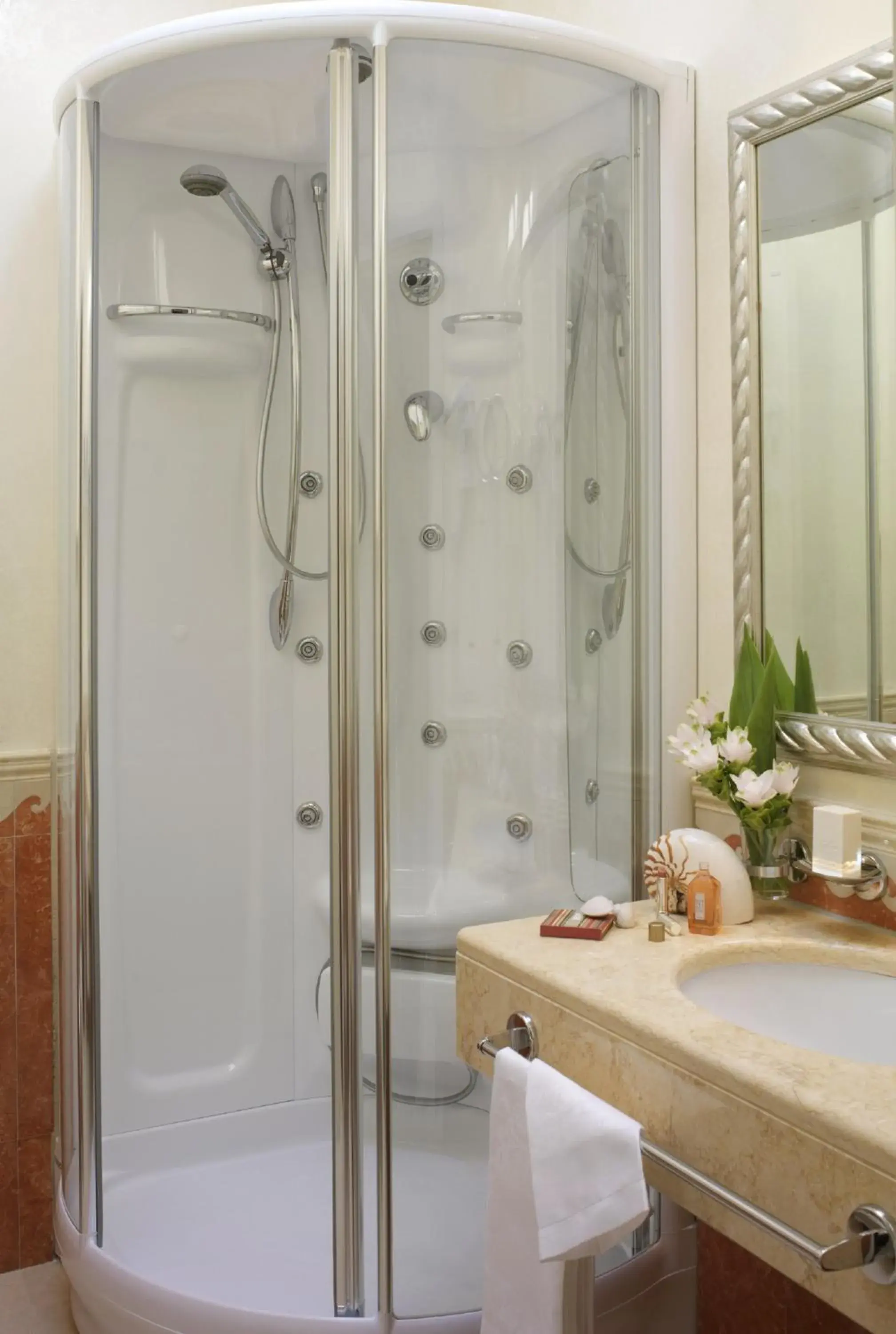 Shower, Bathroom in Hotel Tiffany's