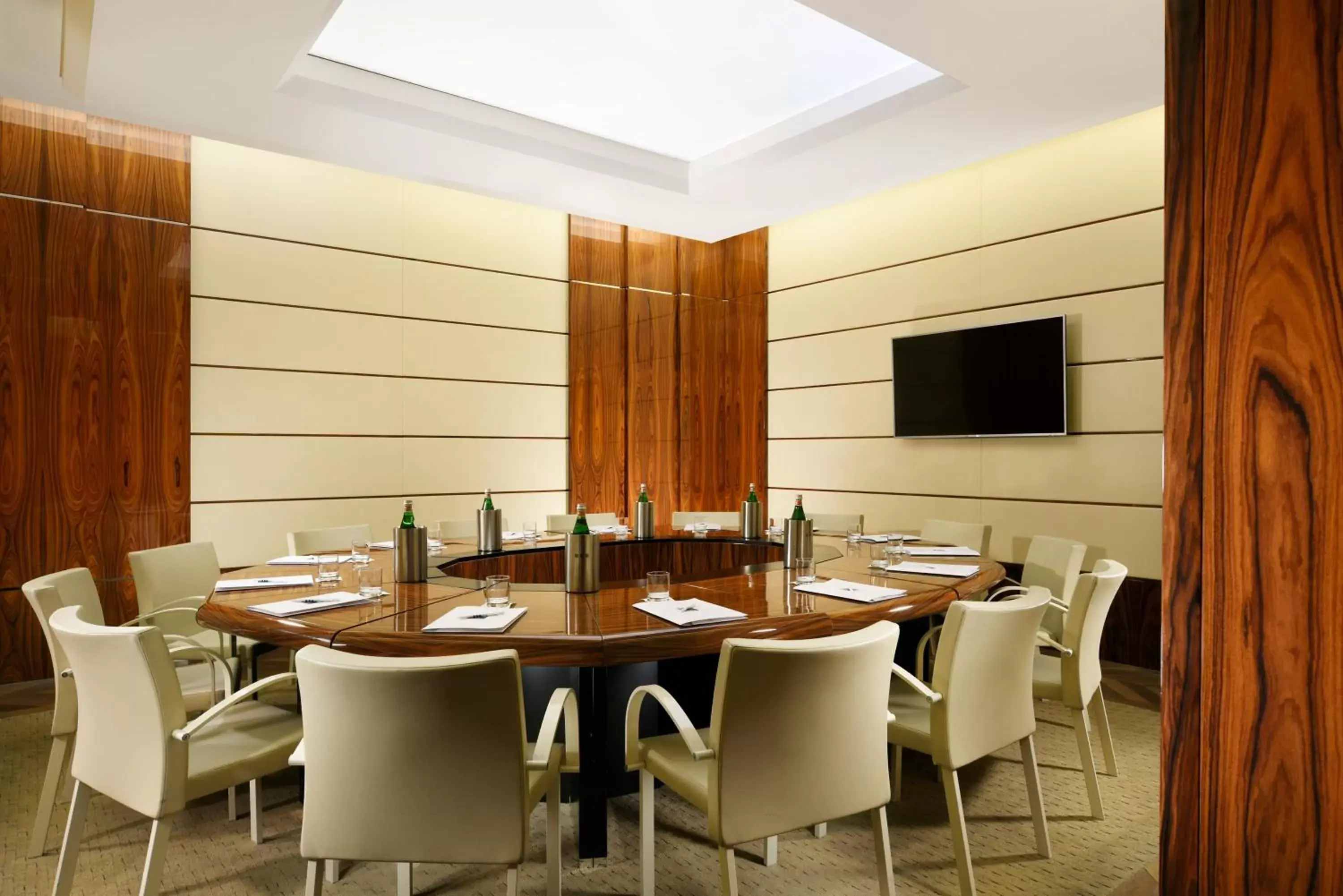 Meeting/conference room, Restaurant/Places to Eat in UNAHOTELS Decò Roma
