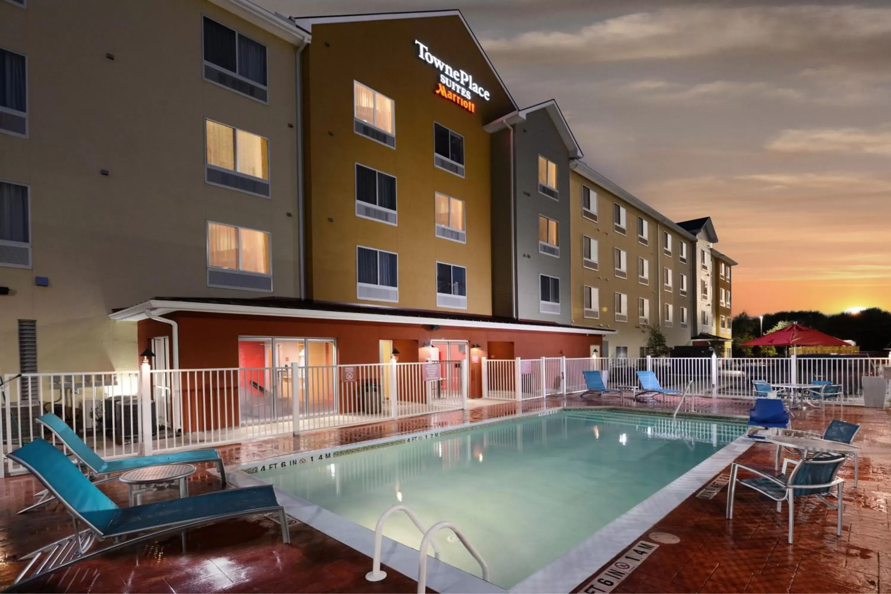 Swimming pool, Property Building in TownePlace Suites by Marriott Houston Westchase