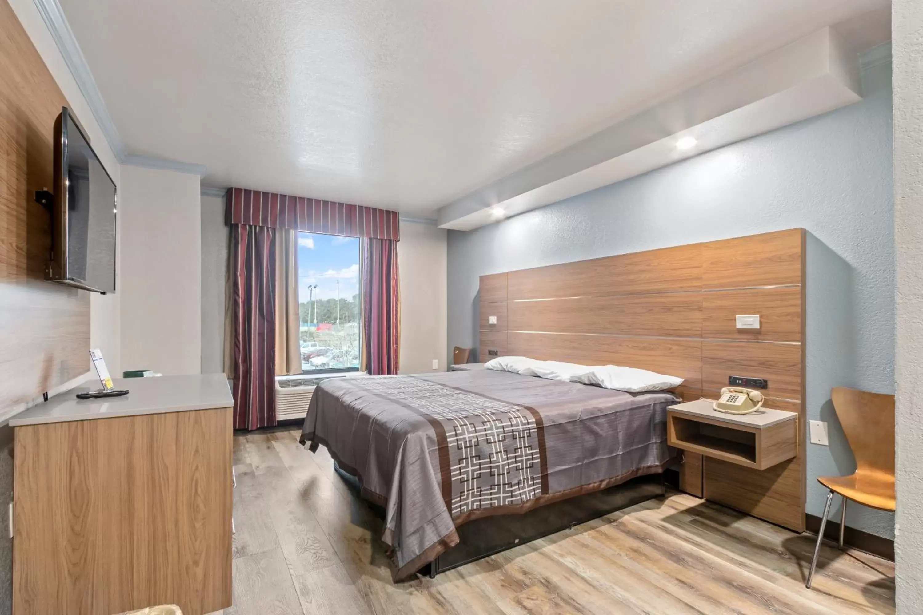 Bedroom, Bed in Regency Inn Near Boardwalk & Hurlburt Field Bedroom, Bed in Regency Inn Near Boardwalk & Hurlburt Field