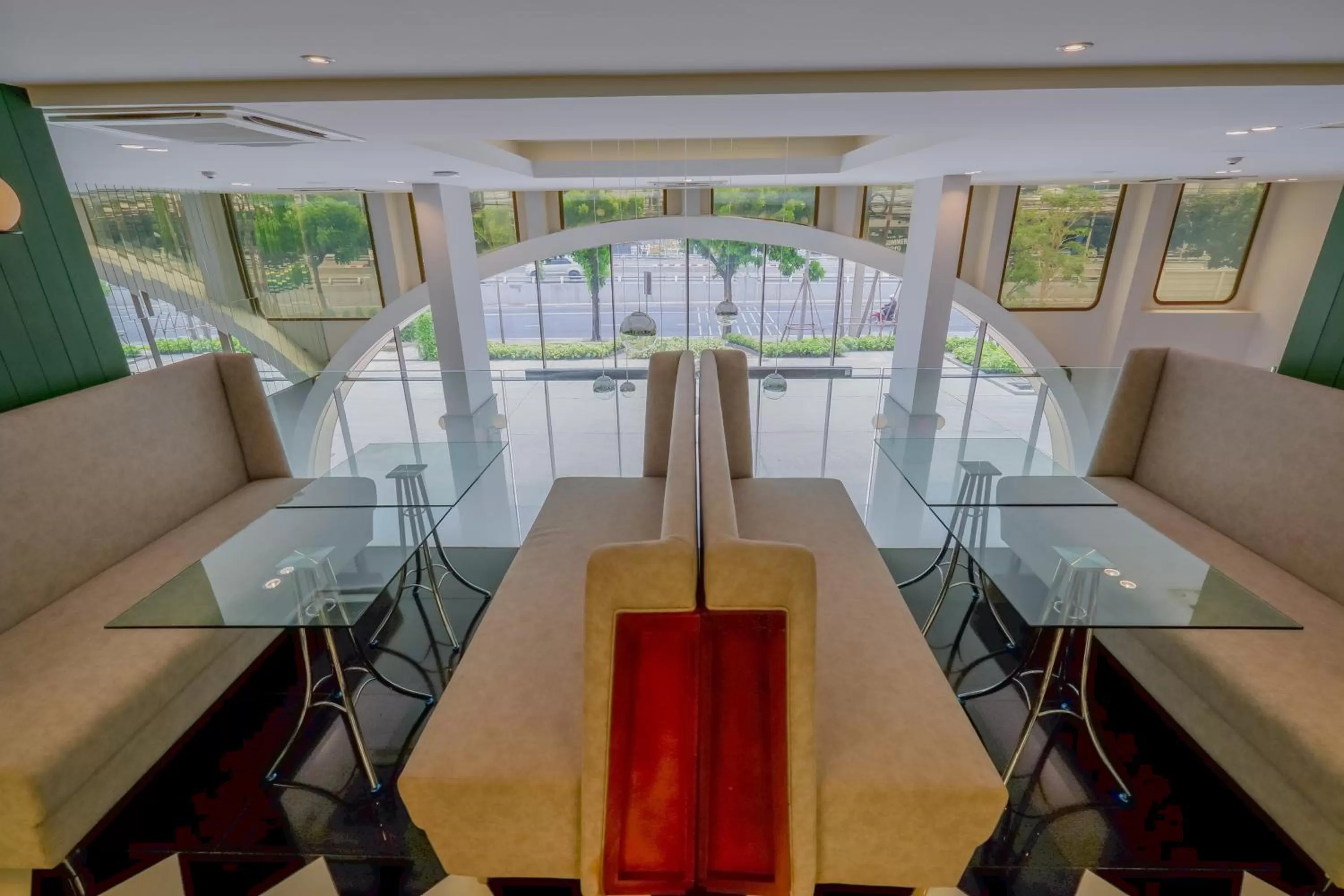 Restaurant/places to eat in Justice Hotel