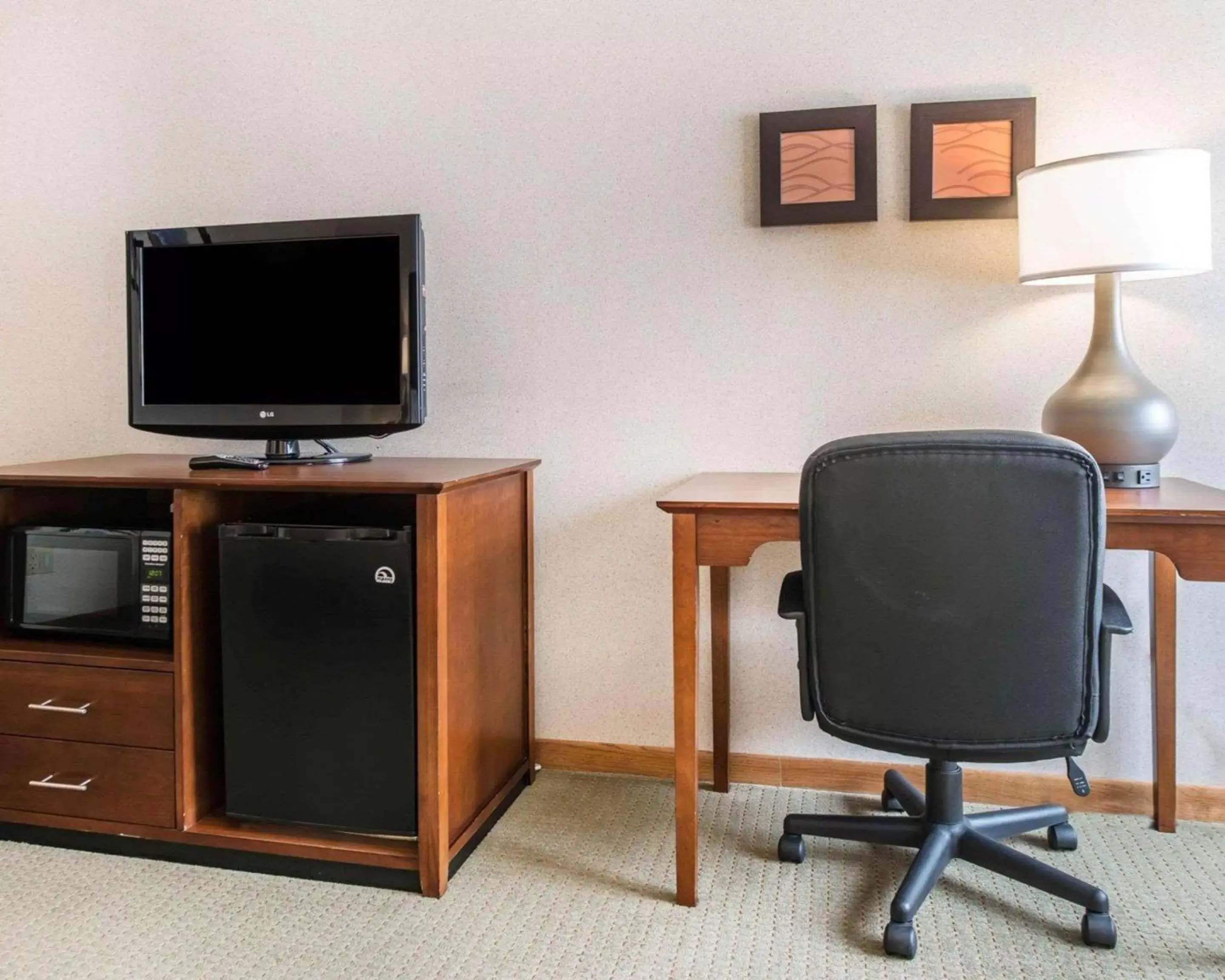 Photo of the whole room, TV/Entertainment Center in Comfort Inn Salida
