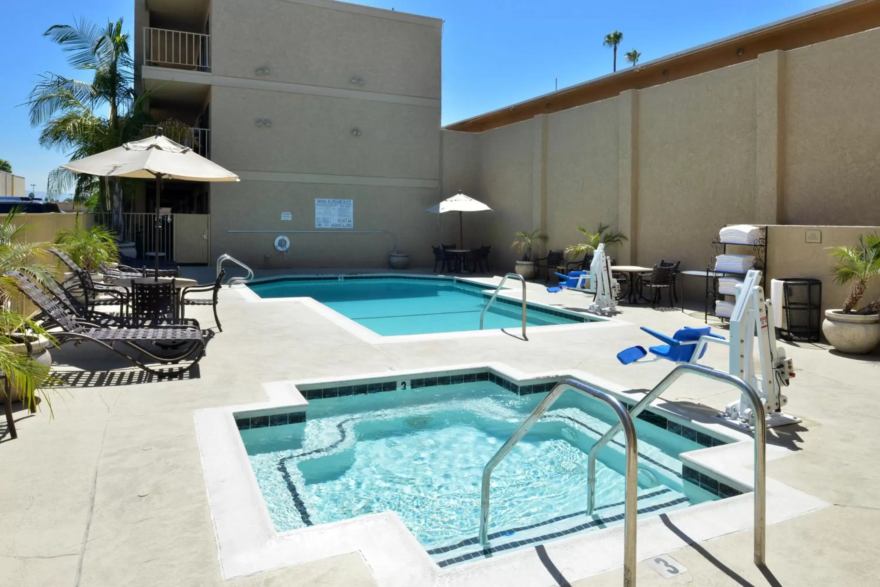 Hot Tub, Swimming Pool in Best Western Plus Anaheim Inn