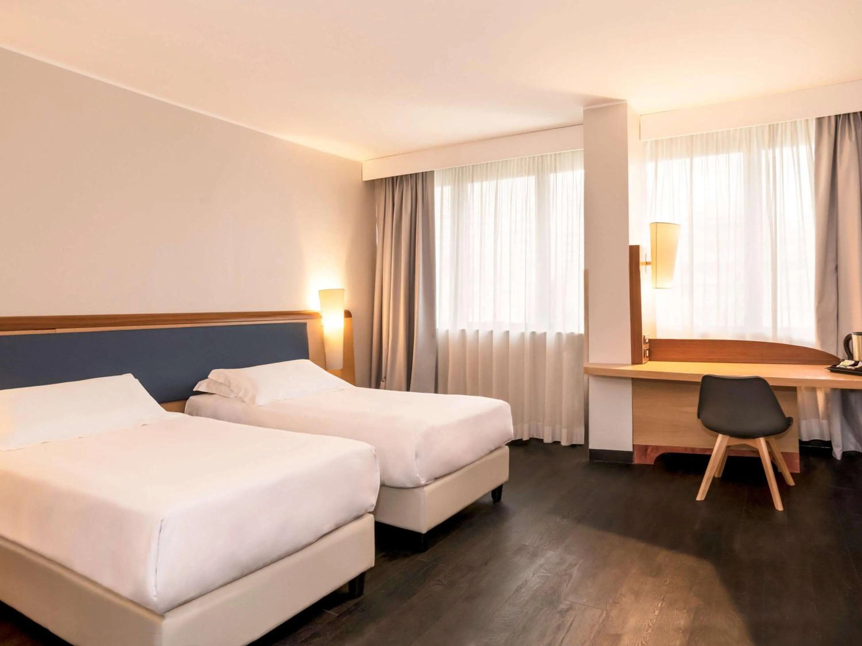 Photo of the whole room, Bed in Mercure Roma West