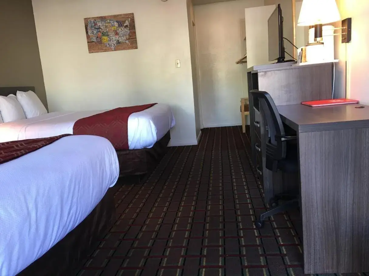 Photo of the whole room, Bed in Econo Lodge Downtown Colorado Springs