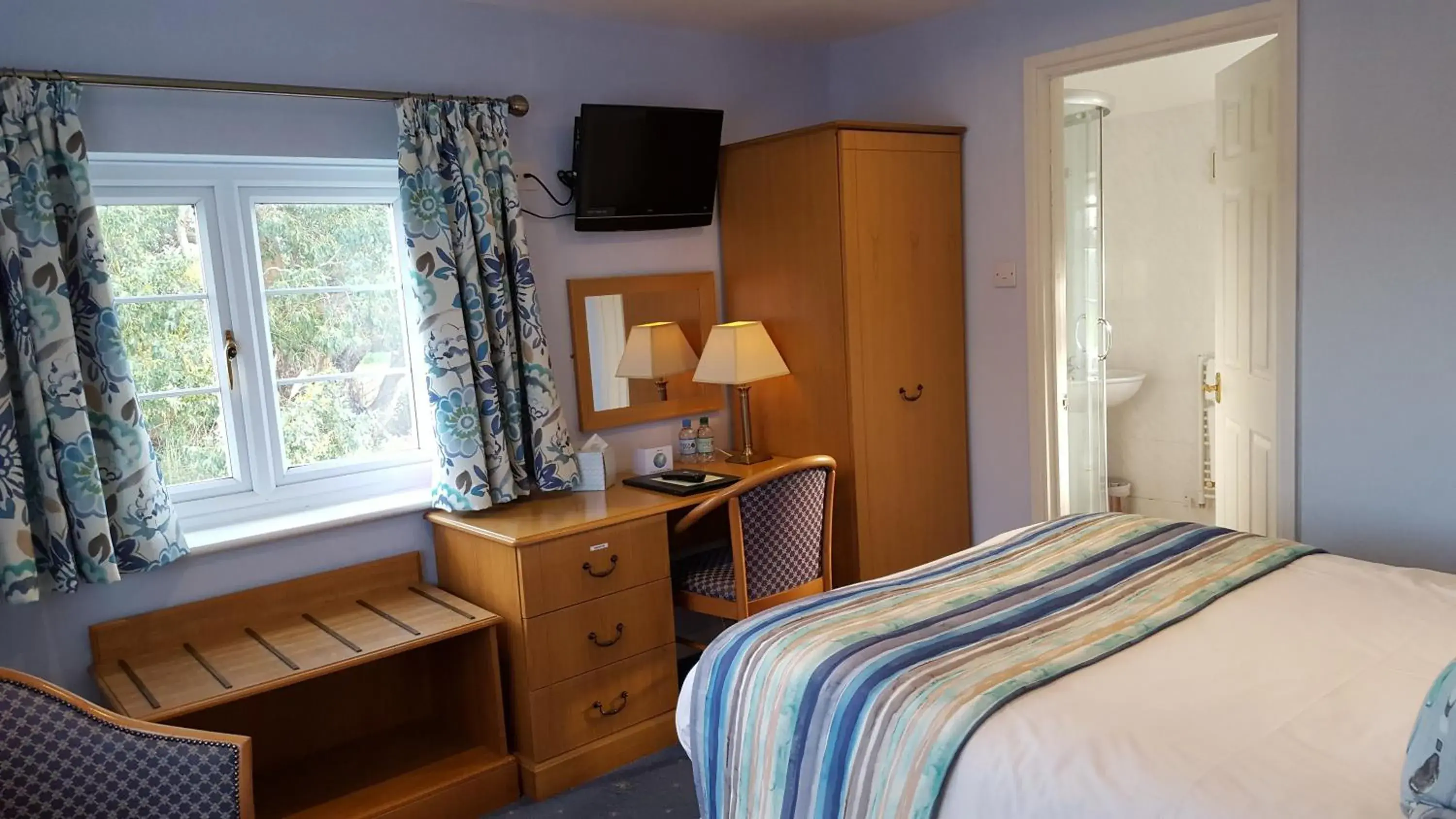 Photo of the whole room, Bed in Apple Tree Hotel