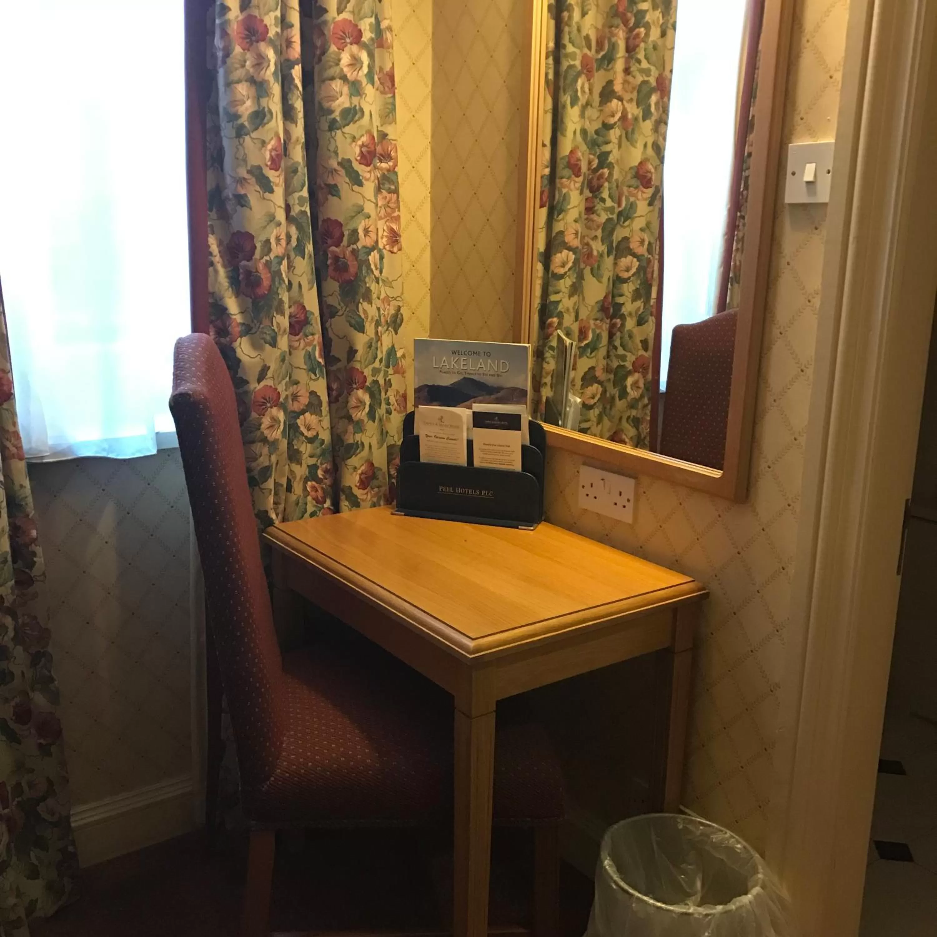 Coffee/tea facilities in Crown & Mitre Hotel