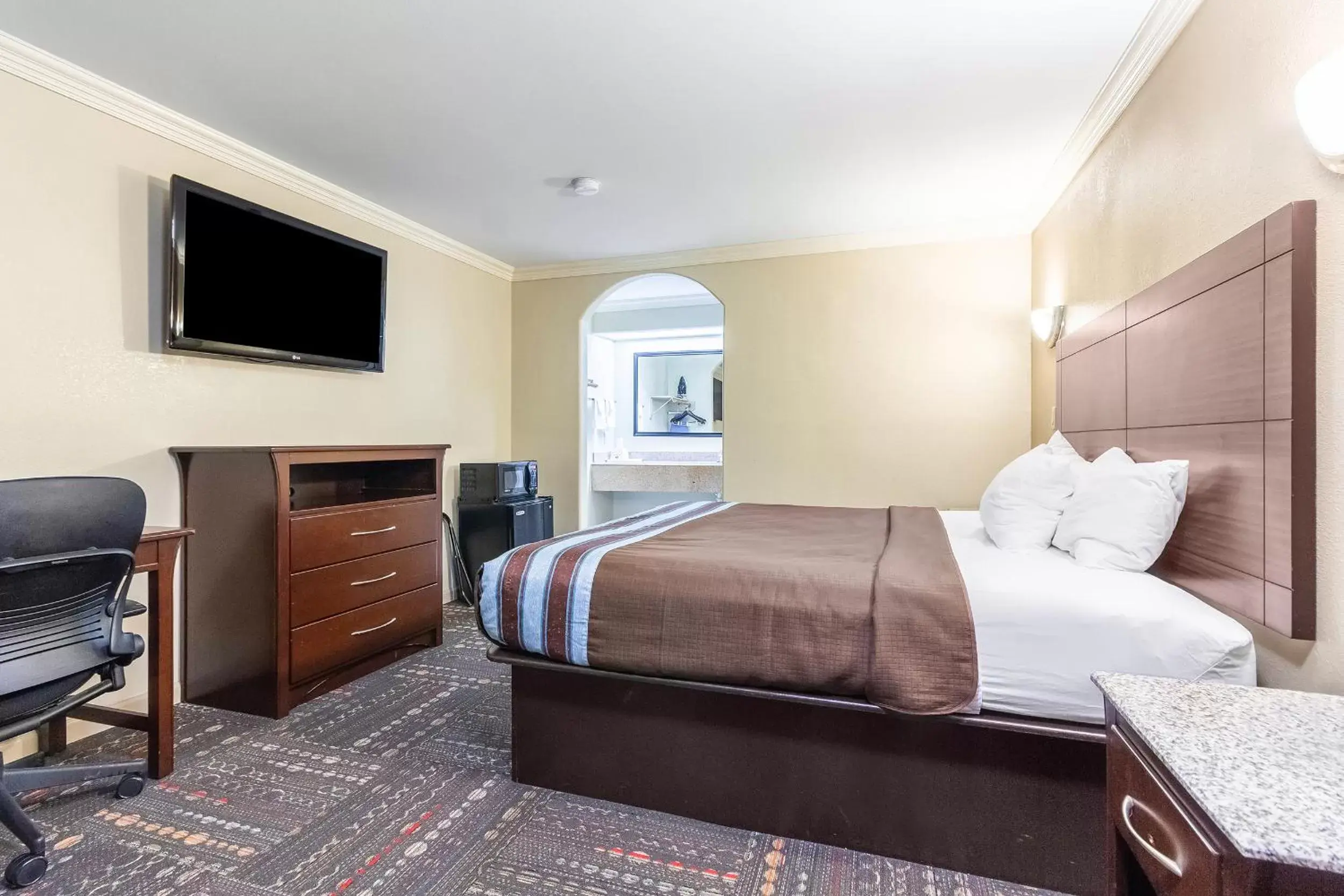 Bed in Americas Best Value Inn I-45 / Loop 610