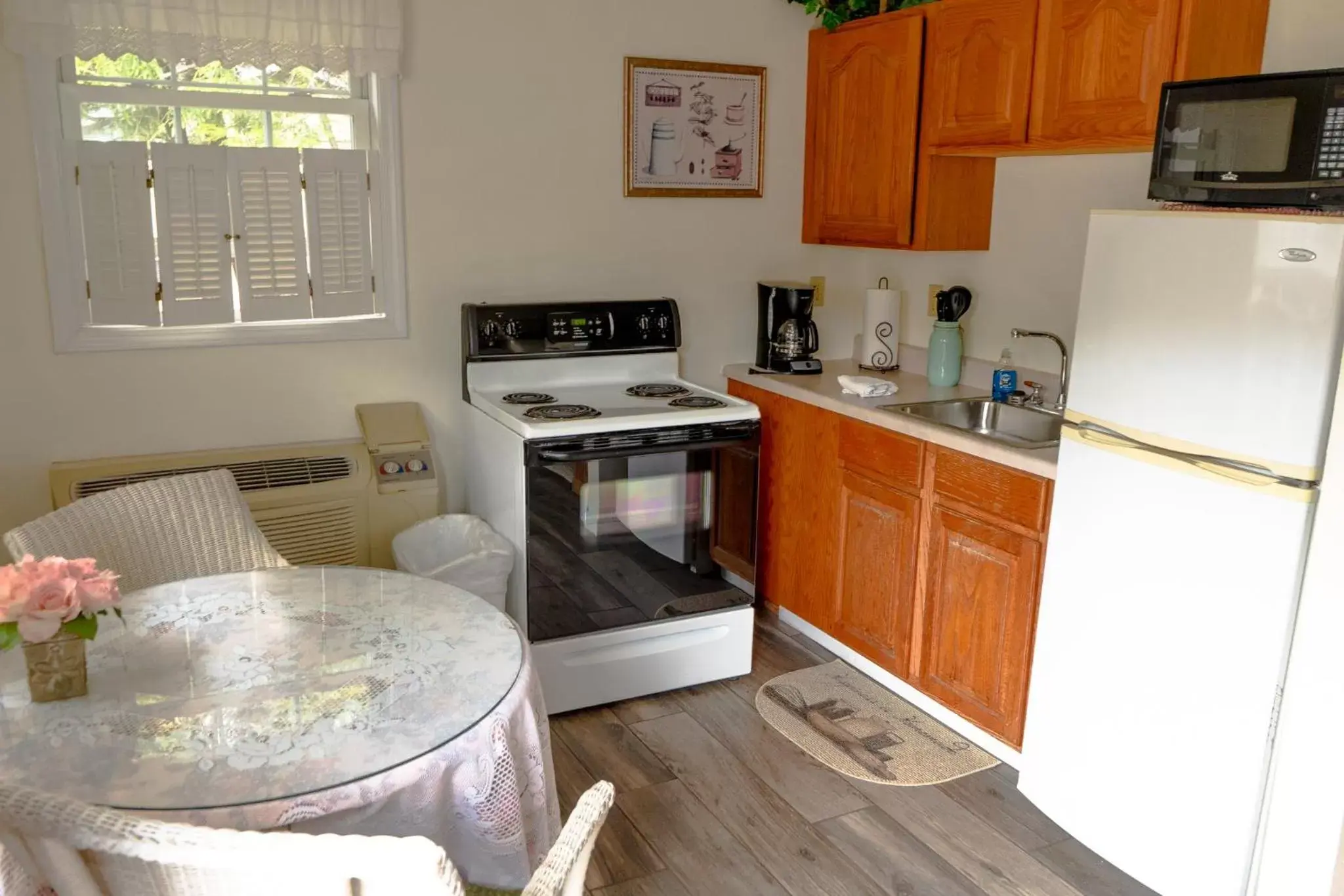 Kitchen or kitchenette, Kitchen/Kitchenette in The Chimney Rock Inn & Cottages