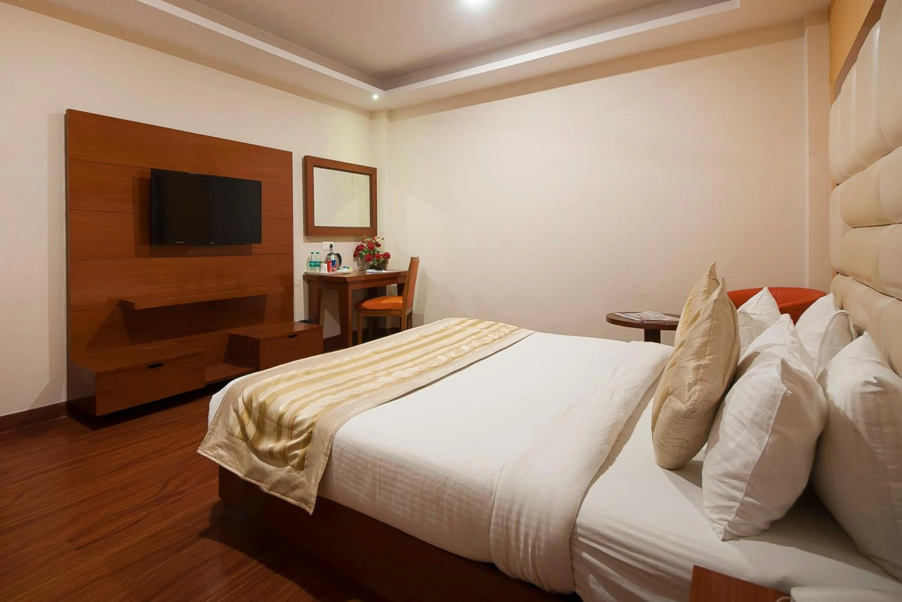 Bedroom, Bed in Airport Hotel Ramhan Palace Mahipalpur