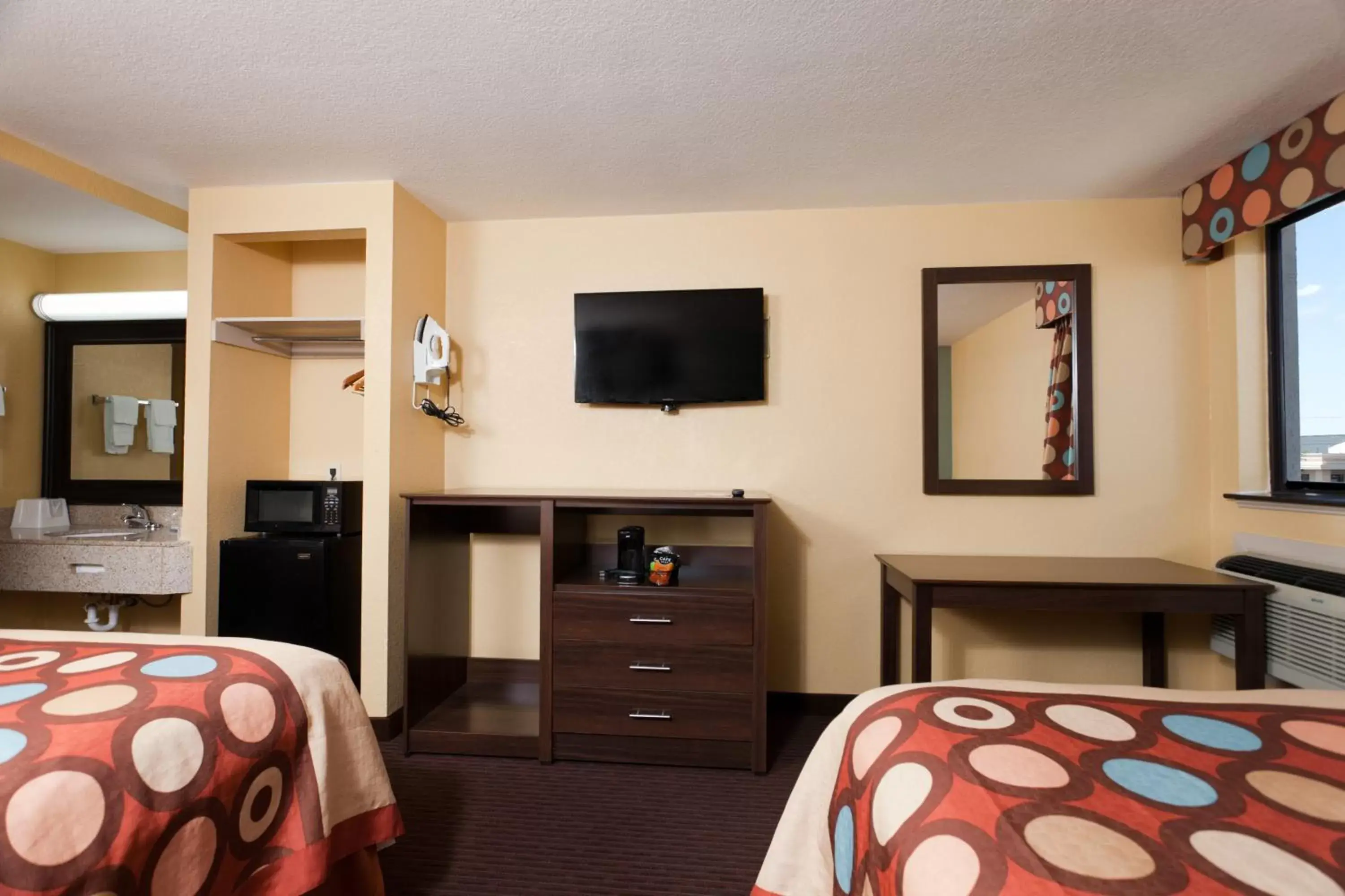 Bed, TV/Entertainment Center in Super 8 by Wyndham Wichita Airport West Kellogg