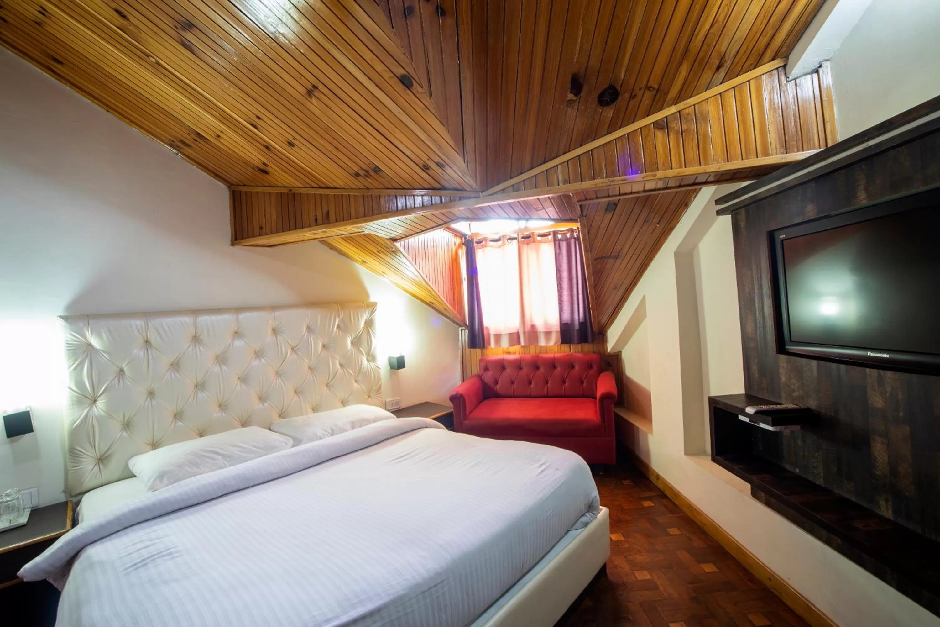 Bed in Snow Valley Resorts & Spa Manali