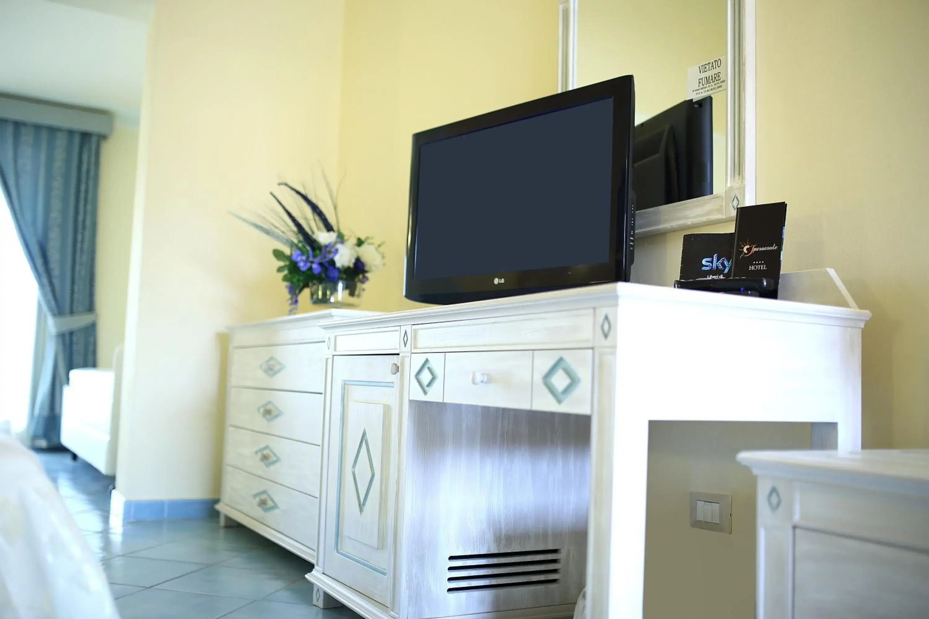 TV and multimedia, TV/Entertainment Center in Hotel Speraesole